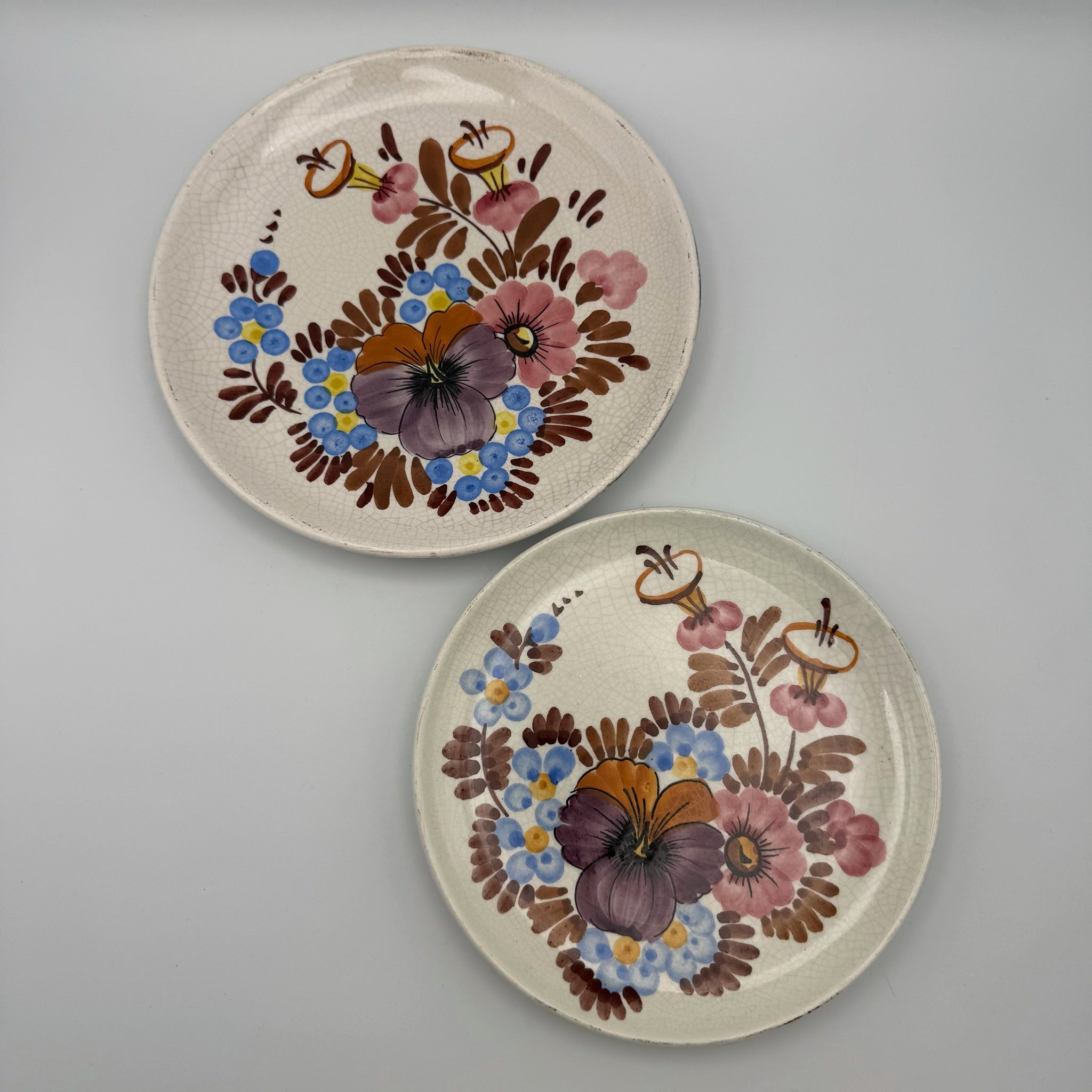 2er Set antike Bauernkeramik Teller I Handbemalt Steti I Stiefmütterchen Böhmen I Krakelee Shabby Chic Showroom Ansbach