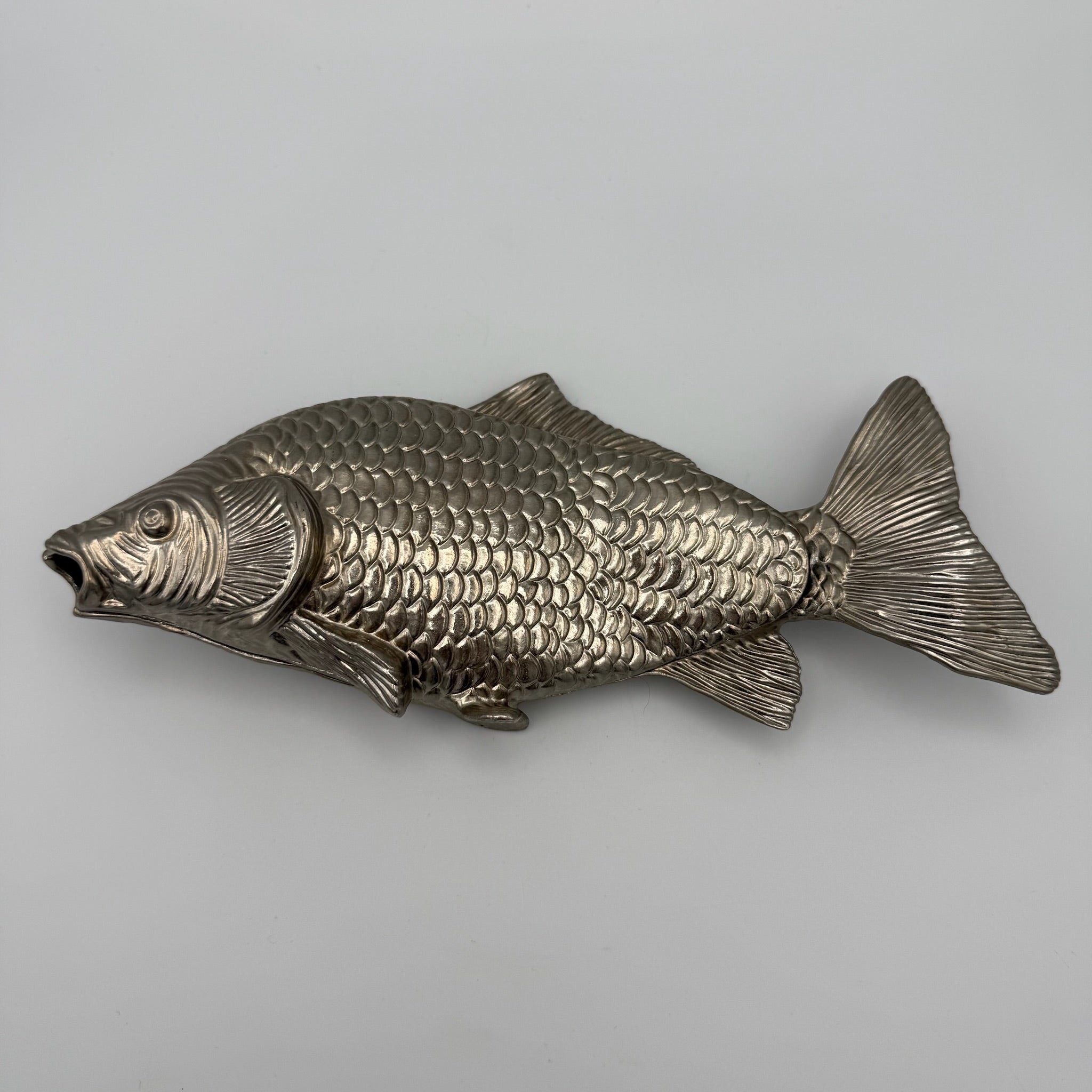 Italienischer Design Serviettenhalter Fisch I Hollywood Regency 1960er/70er I Modello Depositato Bicolor Silber & Messing Karpfen 23,4 cm Showroom Ansbach