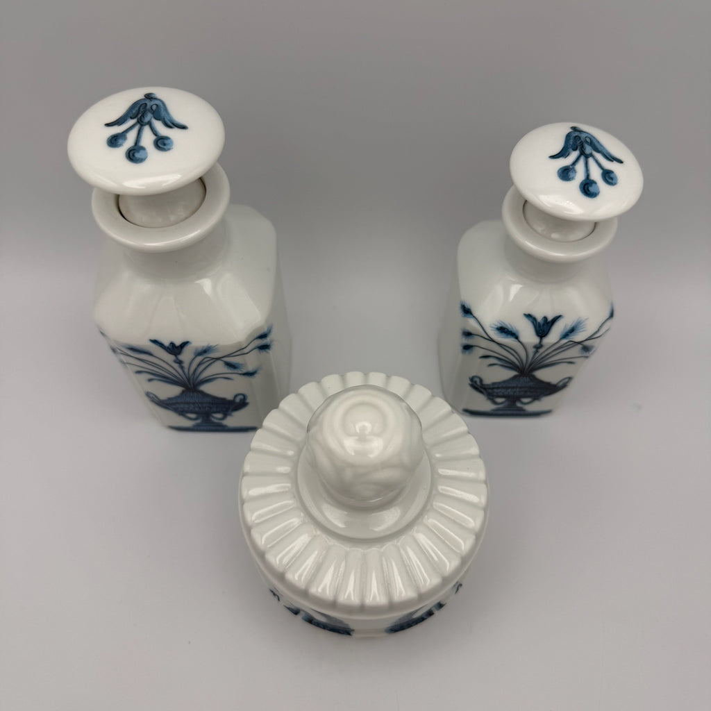 3tlg Porcelaine de Paris Badezimmer Set I Dekor Lamballe Schwanen-Motiv I Flakons & Deckeldose Frankreich 1970er Porcelaine de Paris