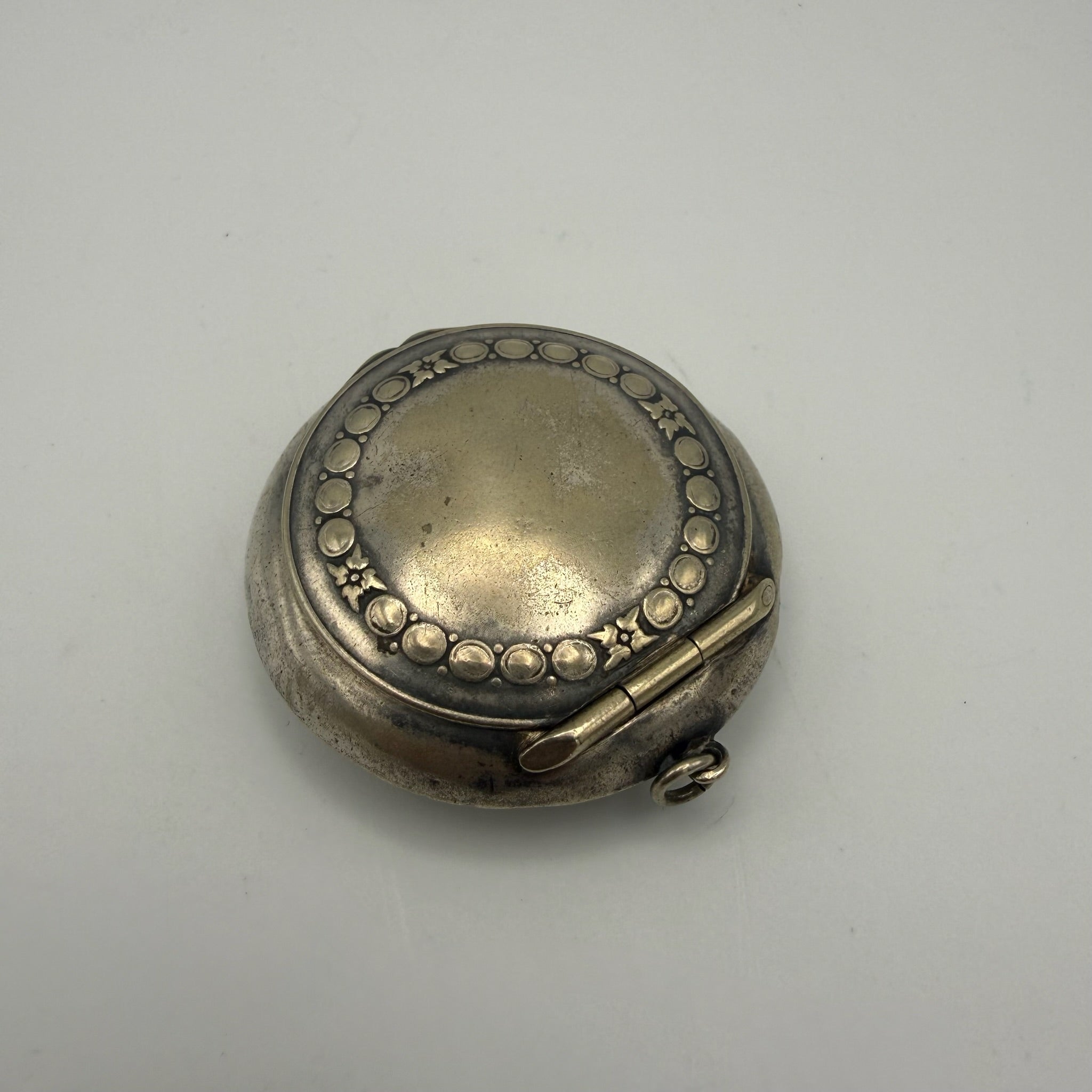 Antike Jugendstil Pillendose Alpacca I Kettenanhänger Dose I Guilloche & Rocaille um 1910 I 4,5 cm Showroom Ansbach