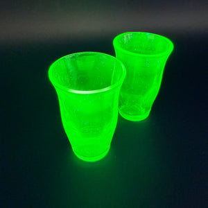 2 Uranglas Schnapsgläser | Vintage Vaseline Glass | Fluoreszierend unter UV-Licht | Handgearbeitet | 6 cm
