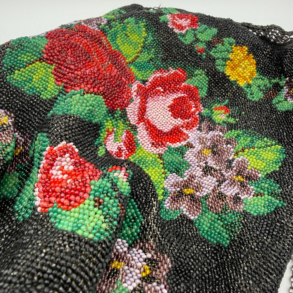 Antike Perlenhandtasche Biedermeier / Jugendstil I Handgestrickt Sandperlen Rosendekor I Lederfutter & Kette um 1900 Showroom Ansbach