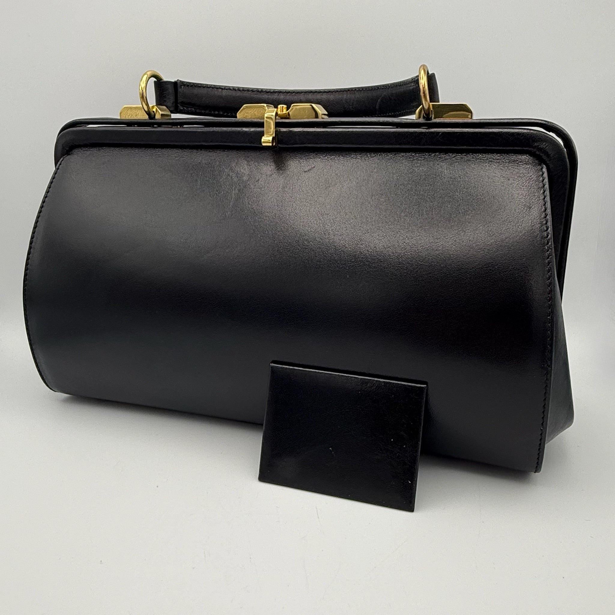 Goldpfeil Vintage Lederhandtasche I Black Boxcalf I Gold-Hardware I Mid-Century um 1960 I Mit Spiegel I 33 cm Gold Pfeil