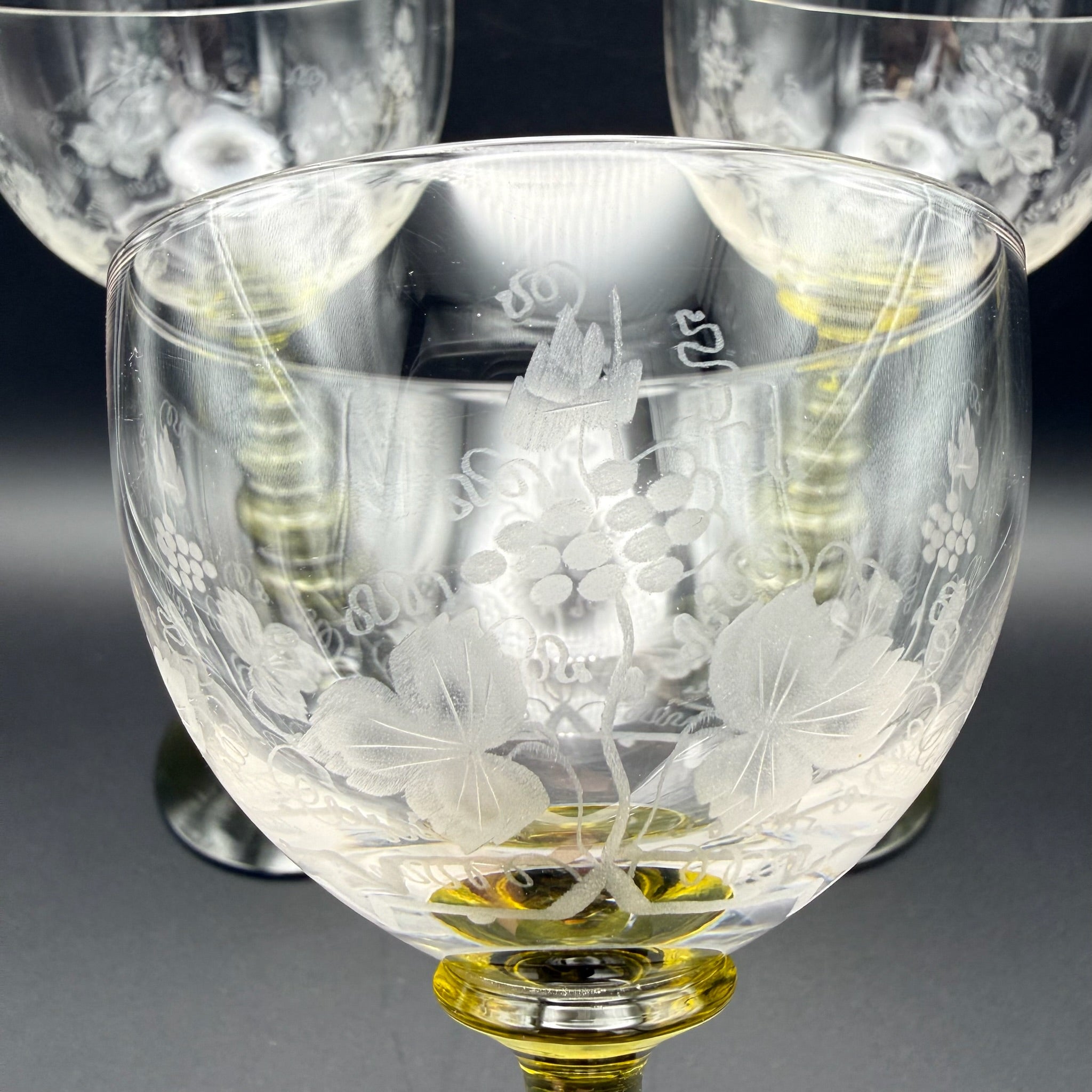 3 Uranglas Römergläser mit Weinlaub Gravur | Uranium Glass | Grüner Nodus-Schaft | Vintage Weingläser | 18 cm Showroom Ansbach