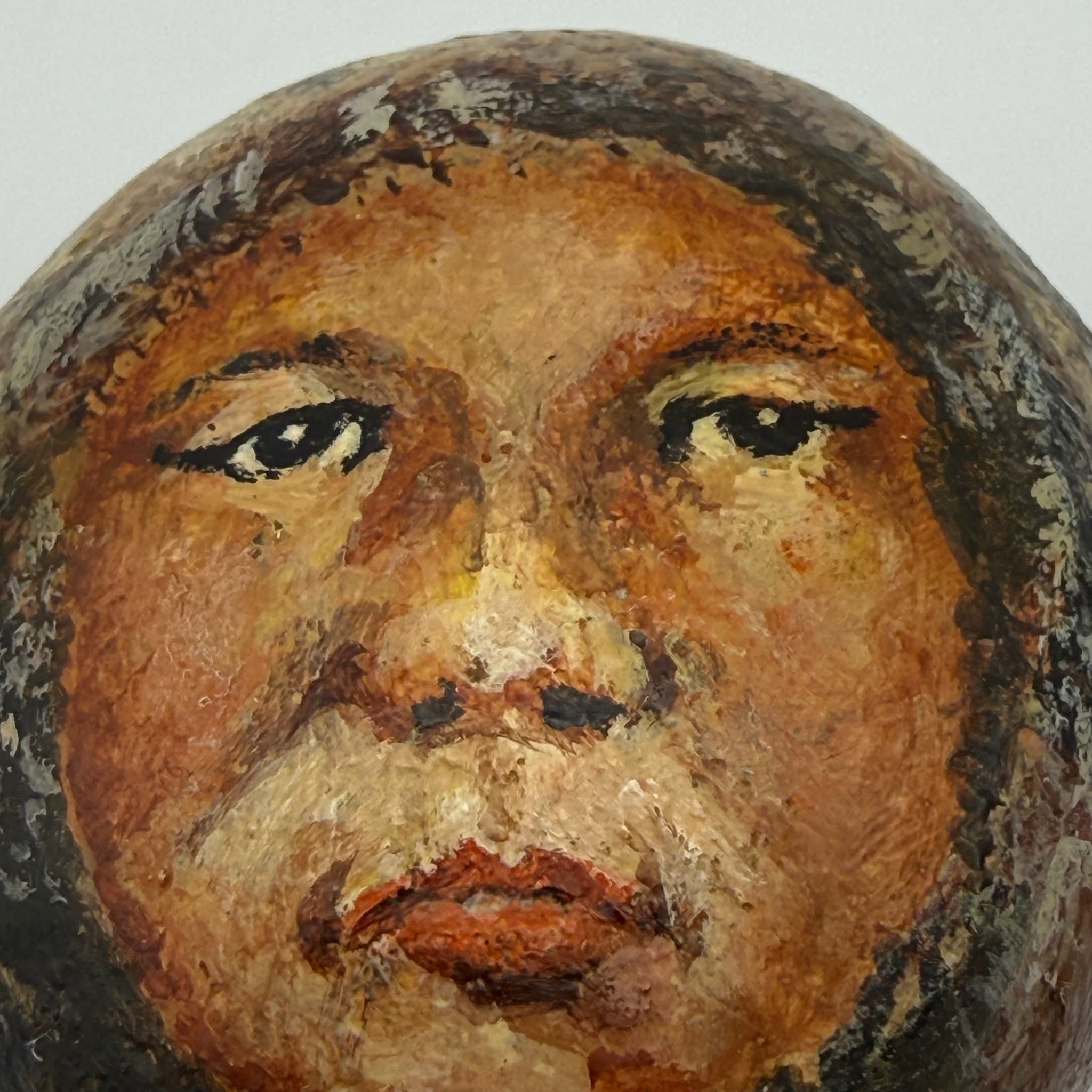 Original Inuit Kunst I Handbemalter Naturstein I Kanada I Handsigniert „Sarah“ I 5,6 cm Showroom Ansbach