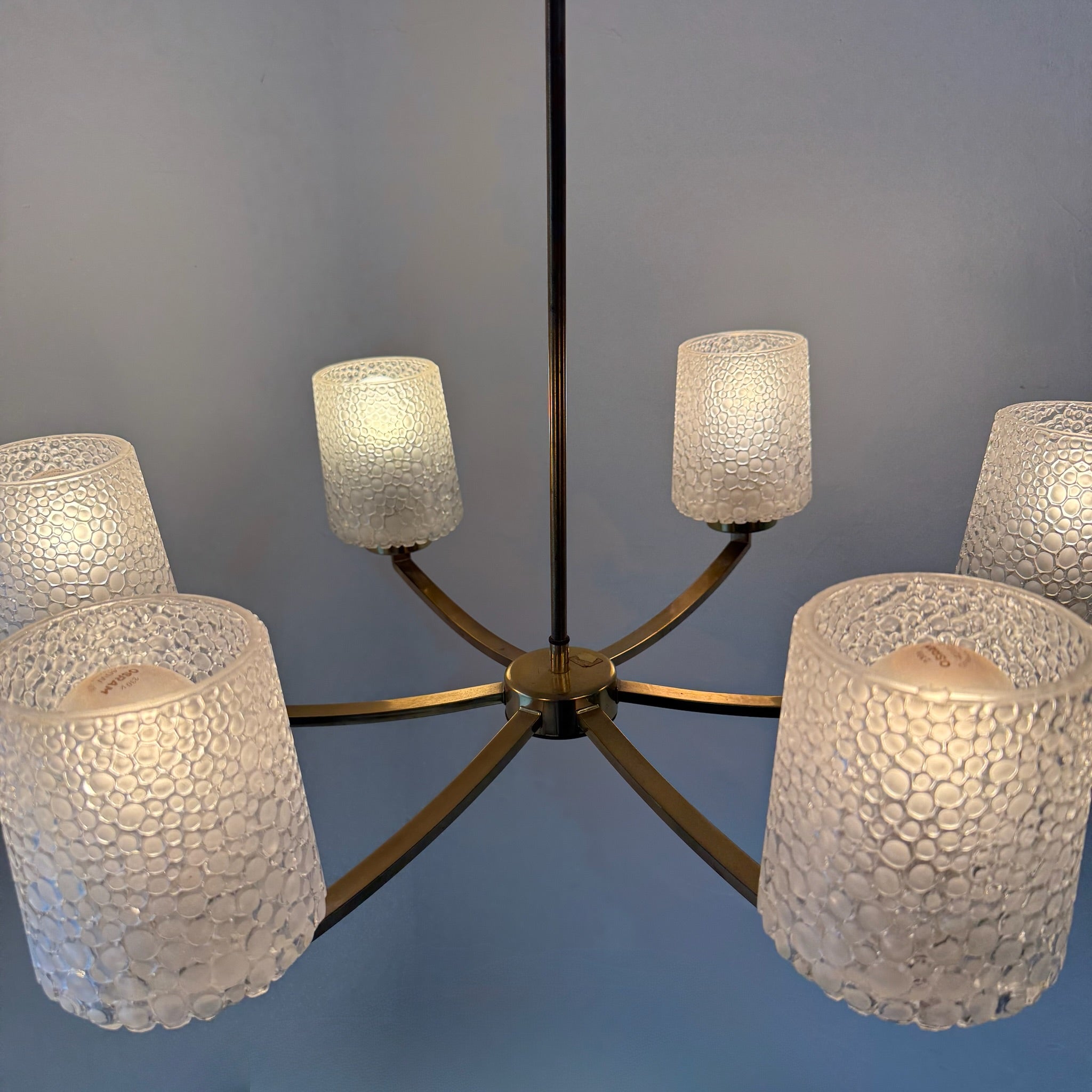 6-flammiger Mid-Century Messing Kronleuchter 1960er I Ikonische Bubble Glas Schirme I Satiniertes Noppenglas Deckenlampe 68 cm Showroom Ansbach