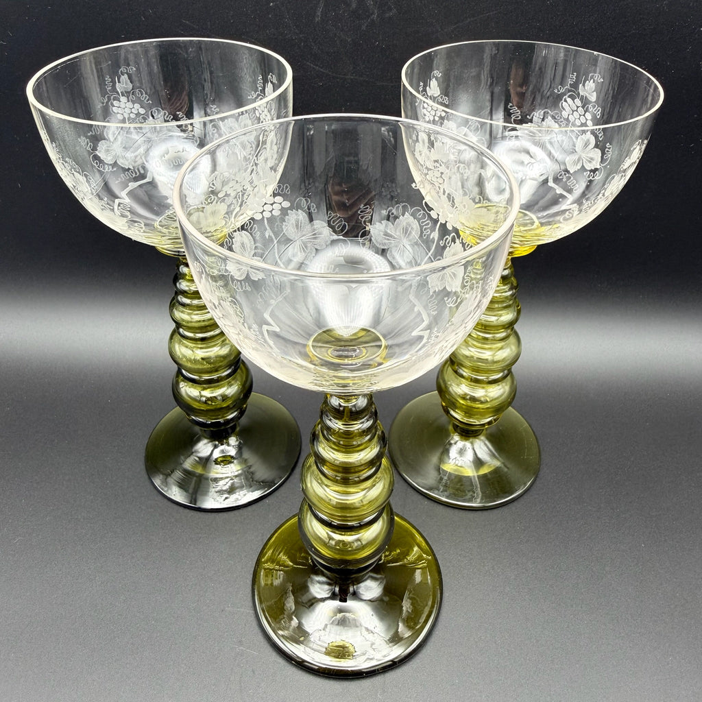 3 Uranglas Römergläser mit Weinlaub Gravur | Uranium Glass | Grüner Nodus-Schaft | Vintage Weingläser | 18 cm Showroom Ansbach