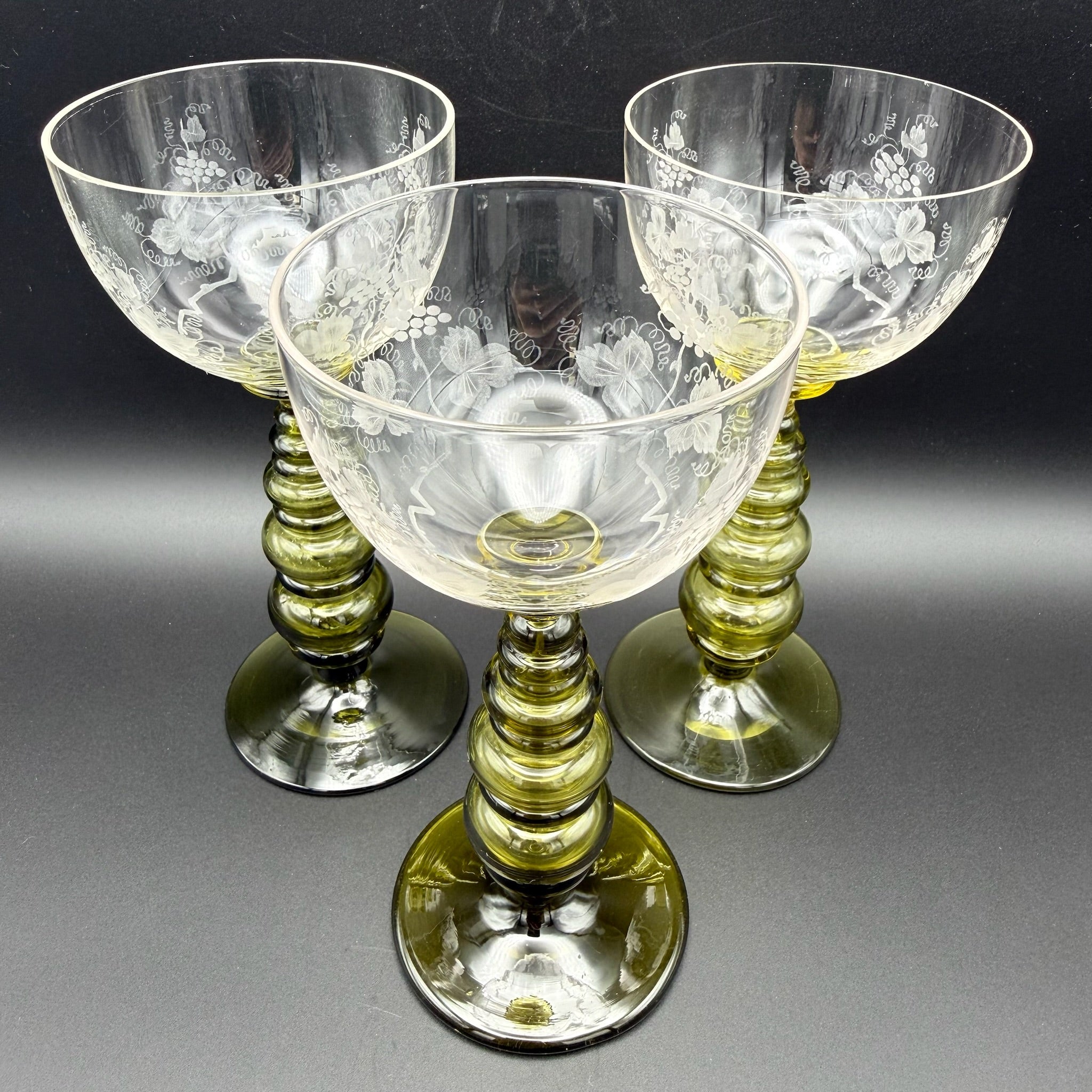 3 Uranglas Römergläser mit Weinlaub Gravur | Uranium Glass | Grüner Nodus-Schaft | Vintage Weingläser | 18 cm Showroom Ansbach