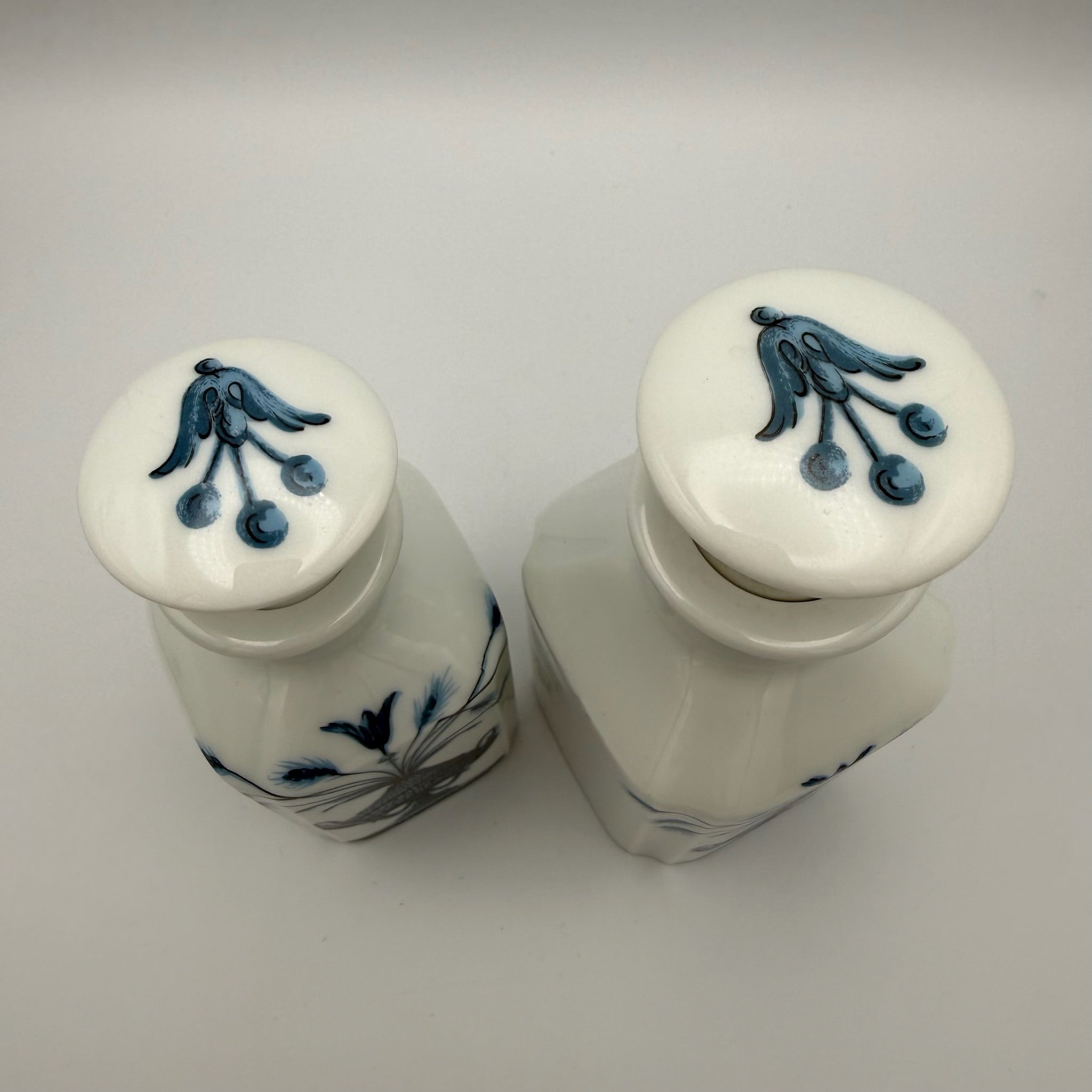 3tlg Porcelaine de Paris Badezimmer Set I Dekor Lamballe Schwanen-Motiv I Flakons & Deckeldose Frankreich 1970er Porcelaine de Paris