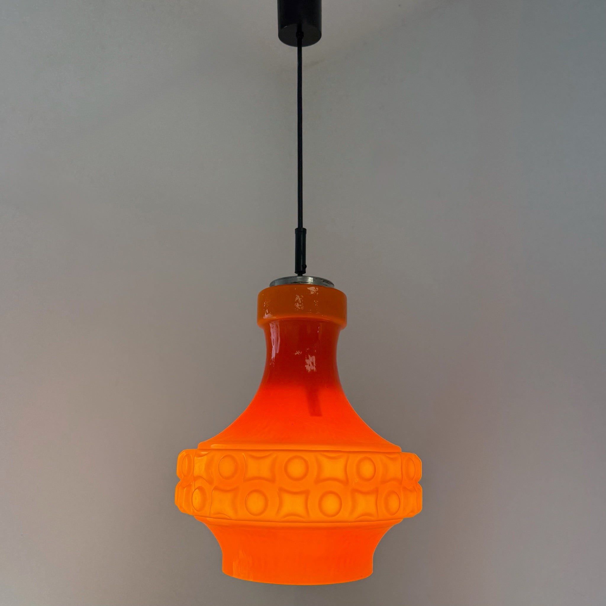 Space Age Pendelleuchte I Orange Tulpenform Überfangglas 1970er I Monumentale Hängeleuchte Pop-Art Vintage Design Showroom Ansbach
