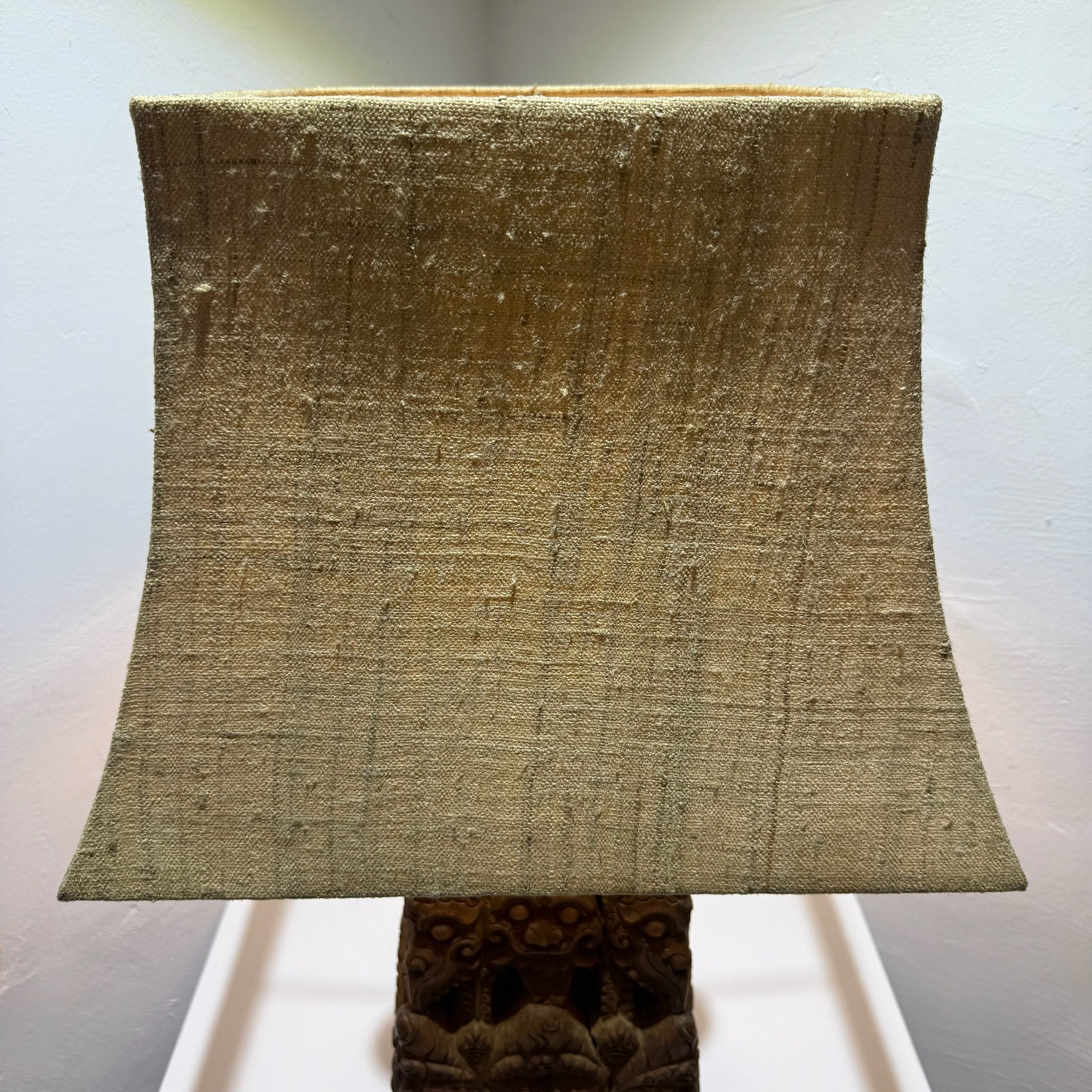 Große balinesische Tempellampe aus handgeschnitztem Hartholz – wahrscheinlich 19. Jahrhundert – monumentale Holzschnitzerei, 71 cm Showroom Ansbach