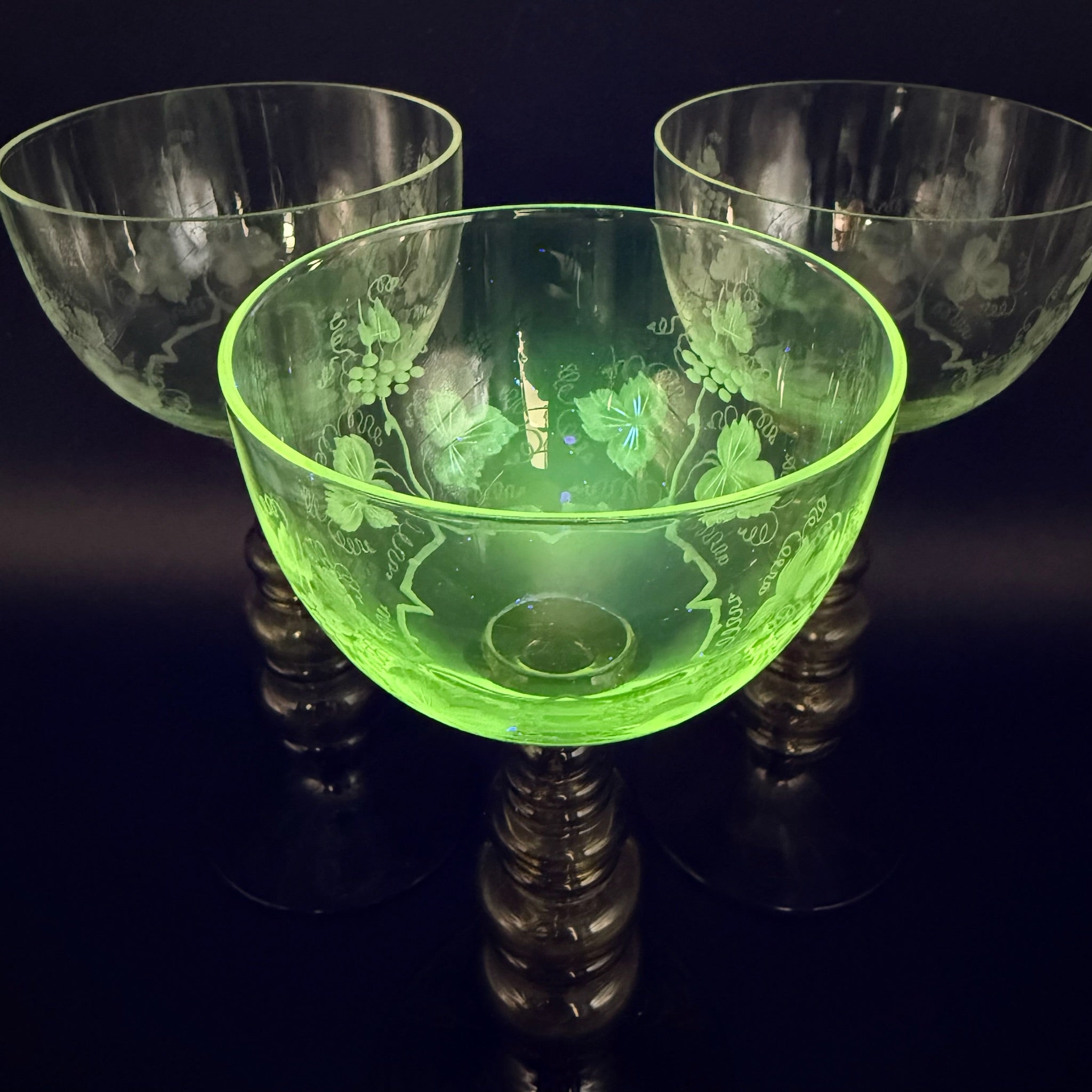 3 Uranglas Römergläser mit Weinlaub Gravur | Uranium Glass | Grüner Nodus-Schaft | Vintage Weingläser | 18 cm Showroom Ansbach