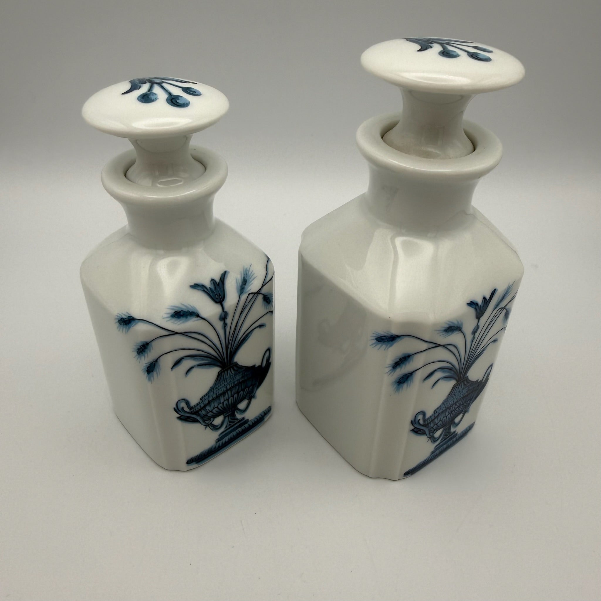 3tlg Porcelaine de Paris Badezimmer Set I Dekor Lamballe Schwanen-Motiv I Flakons & Deckeldose Frankreich 1970er Porcelaine de Paris
