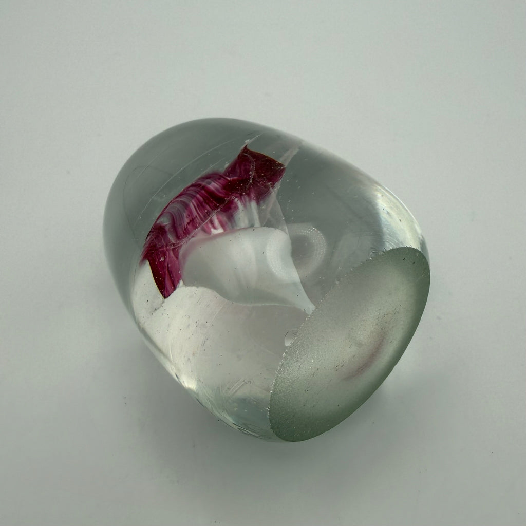 Künstlersigniertes Glas Paperweight 1986 I Eingeschmolzene purpurrote Blume I Glasbriefbeschwerer Handarbeit 5,6 cm Showroom Ansbach