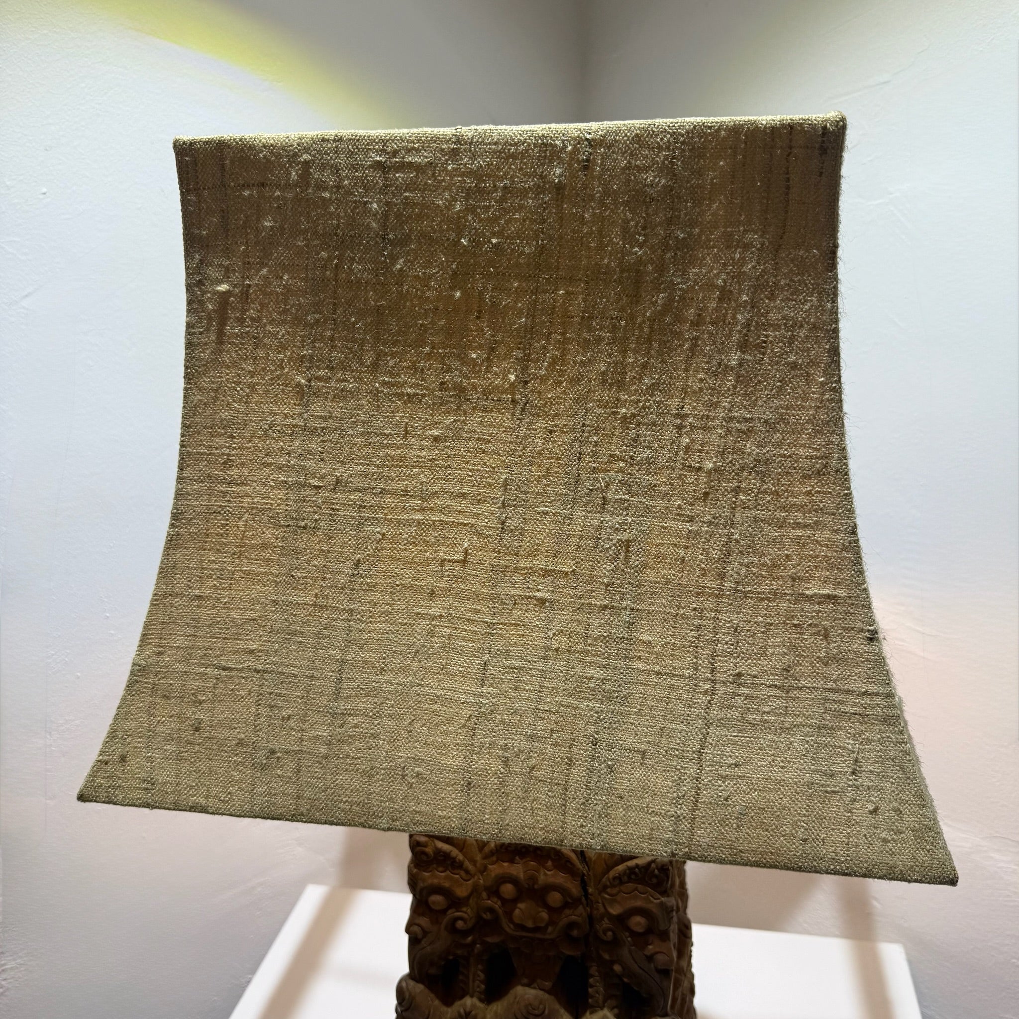 Große balinesische Tempellampe aus handgeschnitztem Hartholz – wahrscheinlich 19. Jahrhundert – monumentale Holzschnitzerei, 71 cm Showroom Ansbach