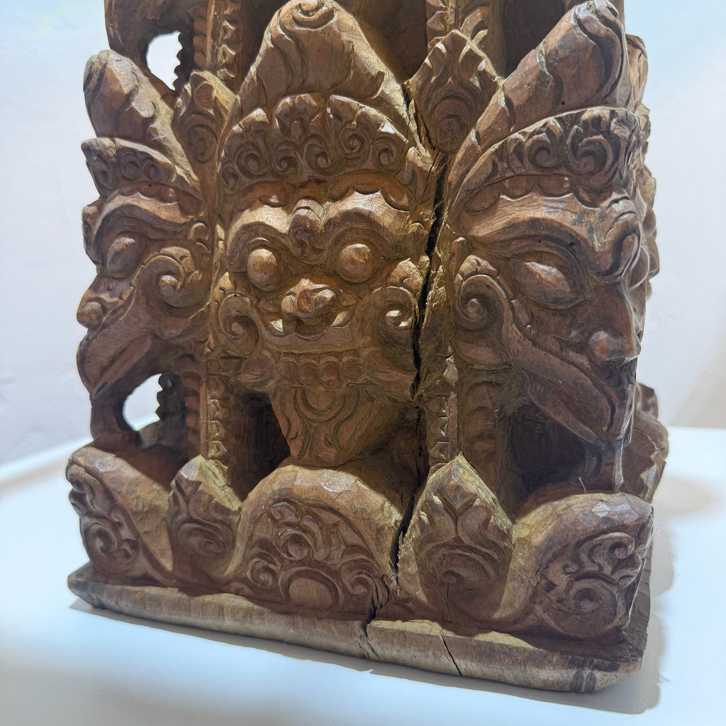 Große balinesische Tempellampe aus handgeschnitztem Hartholz – wahrscheinlich 19. Jahrhundert – monumentale Holzschnitzerei, 71 cm Showroom Ansbach