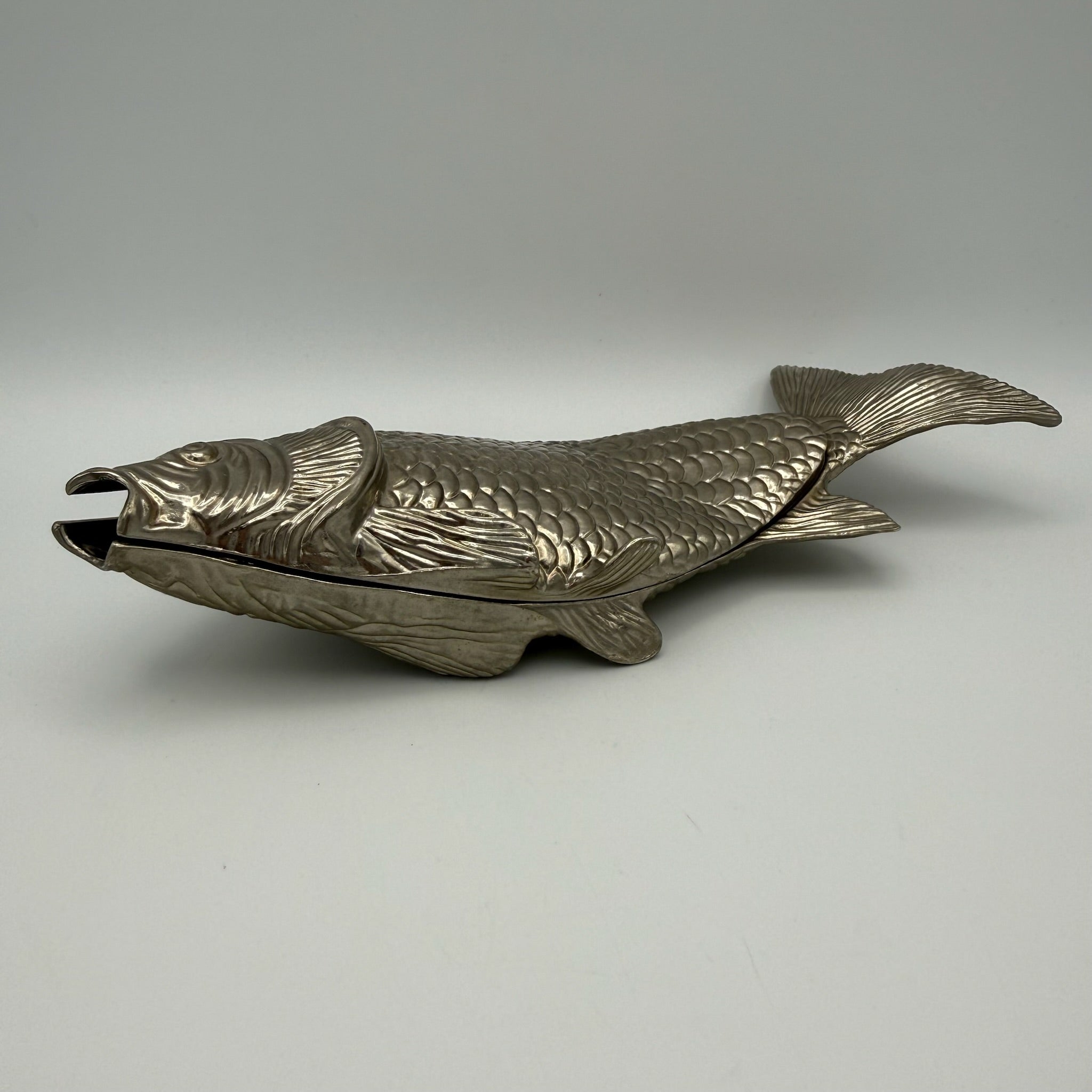 Italienischer Design Serviettenhalter Fisch I Hollywood Regency 1960er/70er I Modello Depositato Bicolor Silber & Messing Karpfen 23,4 cm Showroom Ansbach