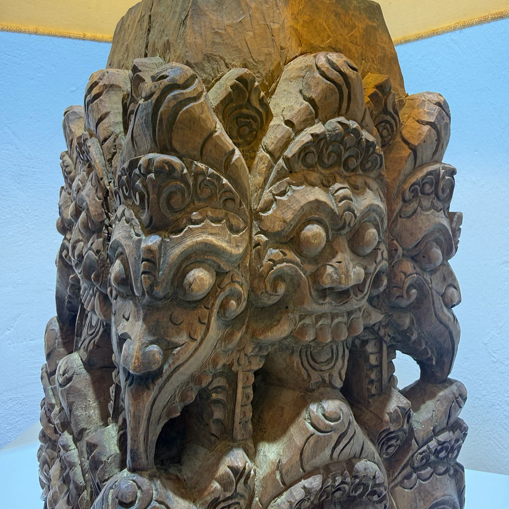 Große balinesische Tempellampe aus handgeschnitztem Hartholz – wahrscheinlich 19. Jahrhundert – monumentale Holzschnitzerei, 71 cm Showroom Ansbach