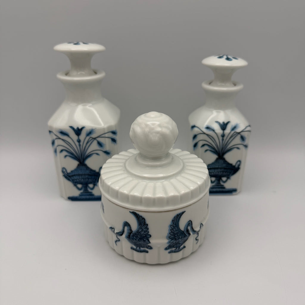 3tlg Porcelaine de Paris Badezimmer Set I Dekor Lamballe Schwanen-Motiv I Flakons & Deckeldose Frankreich 1970er Porcelaine de Paris