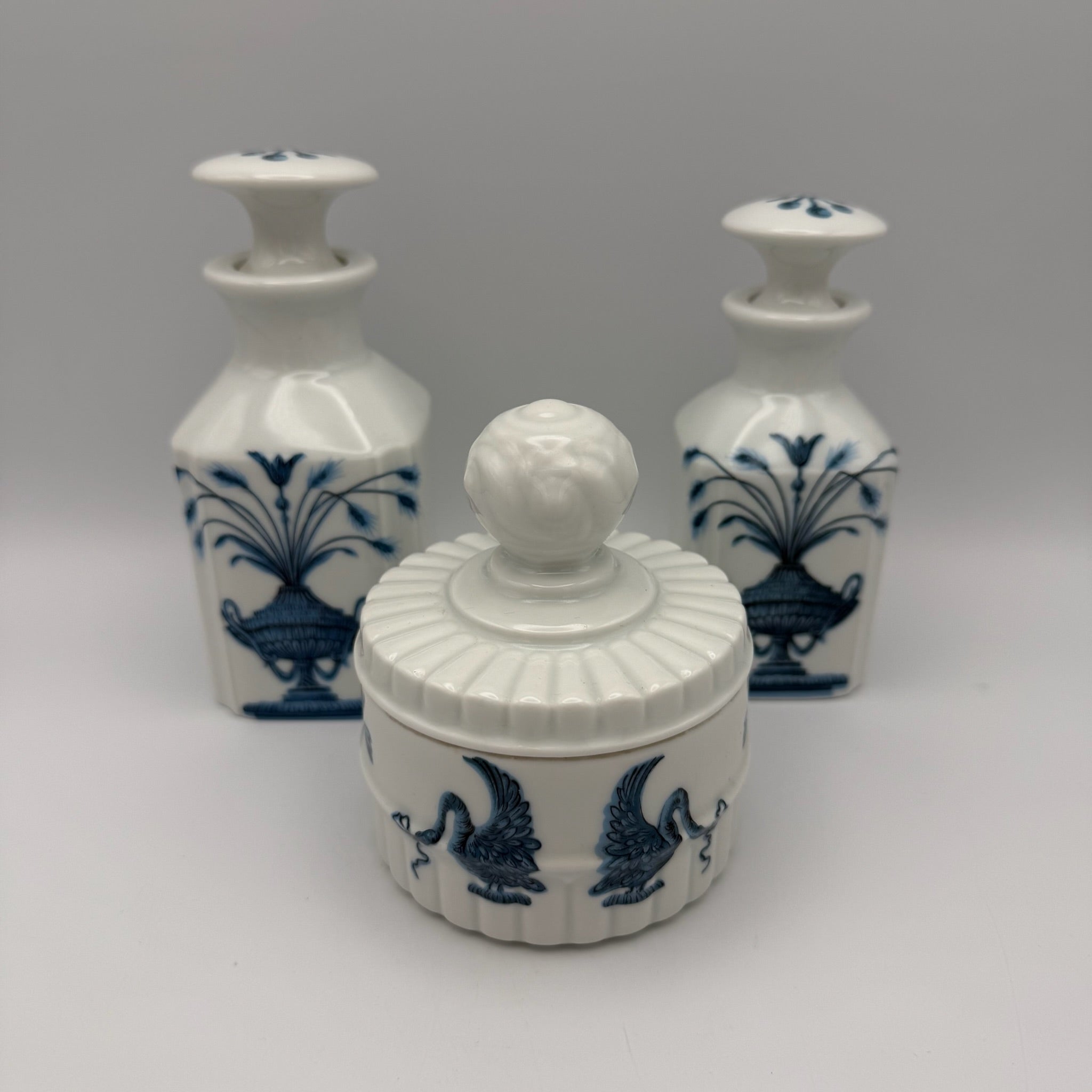 3tlg Porcelaine de Paris Badezimmer Set I Dekor Lamballe Schwanen-Motiv I Flakons & Deckeldose Frankreich 1970er Porcelaine de Paris