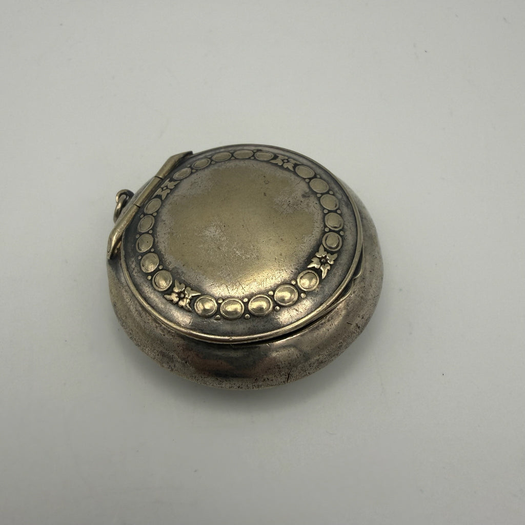 Antike Jugendstil Pillendose Alpacca I Kettenanhänger Dose I Guilloche & Rocaille um 1910 I 4,5 cm Showroom Ansbach