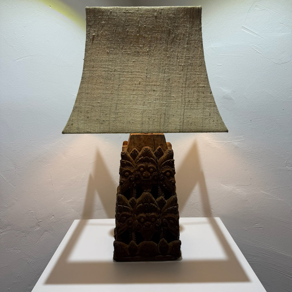 Große balinesische Tempellampe aus handgeschnitztem Hartholz – wahrscheinlich 19. Jahrhundert – monumentale Holzschnitzerei, 71 cm Showroom Ansbach