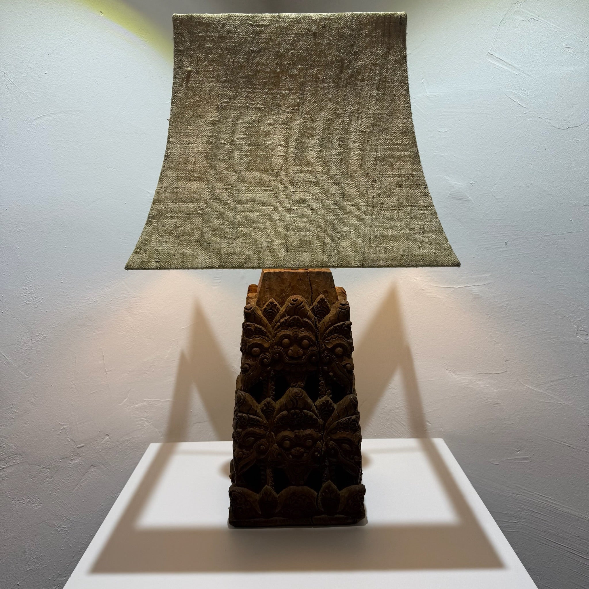 Große balinesische Tempellampe aus handgeschnitztem Hartholz – wahrscheinlich 19. Jahrhundert – monumentale Holzschnitzerei, 71 cm Showroom Ansbach