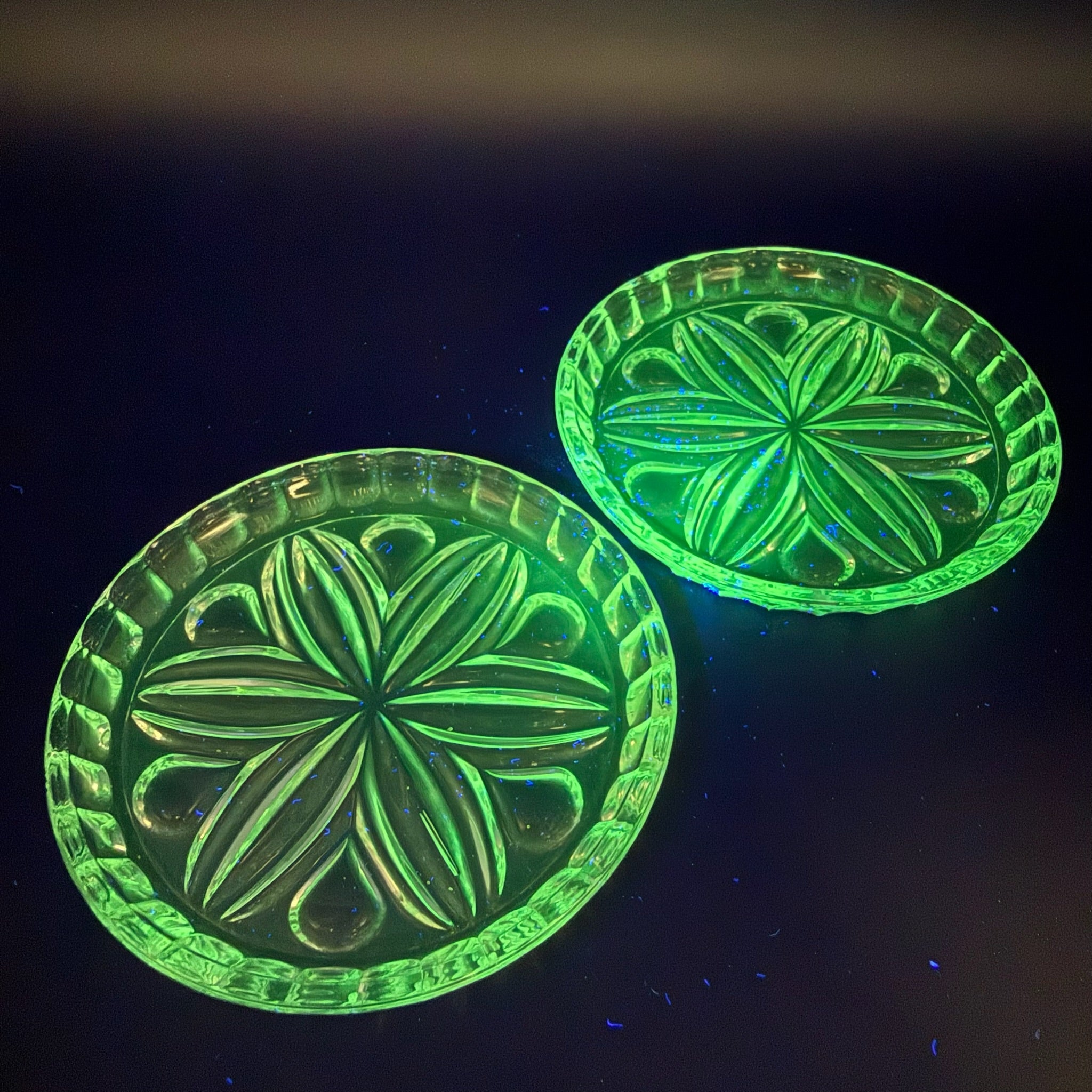2x Uranglas Teller Untersetzer UV Glas fluoreszierend Art Deco 10,8 cm Showroom Ansbach