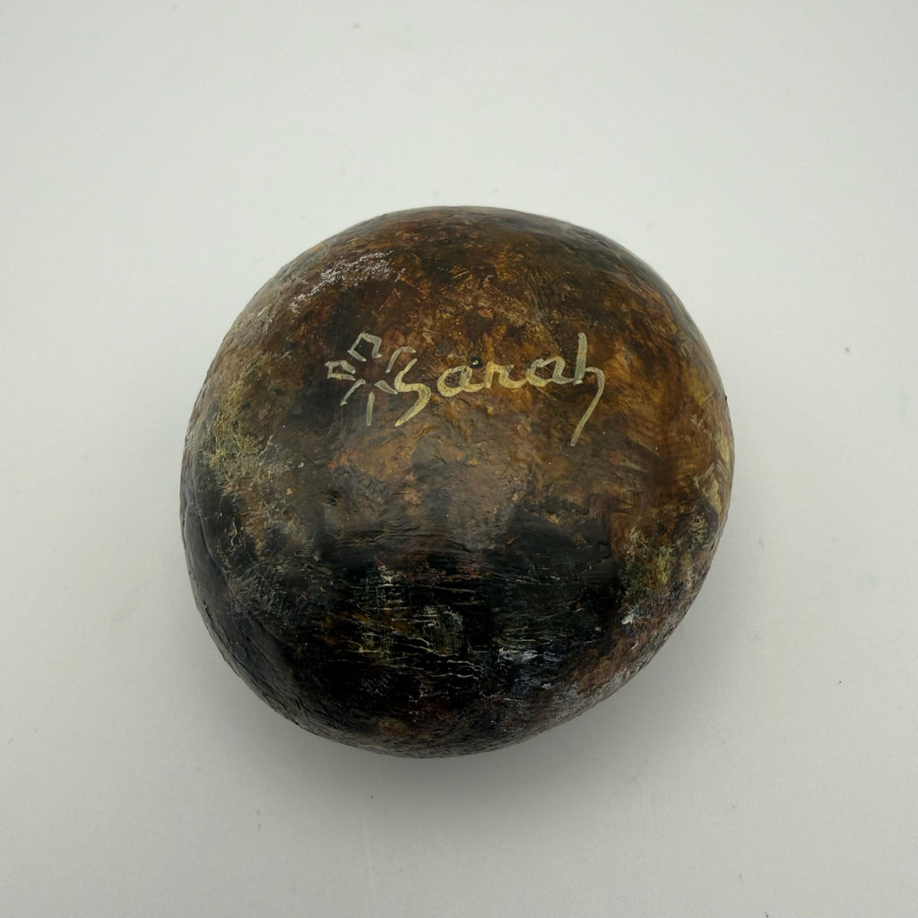 Original Inuit Kunst I Handbemalter Naturstein I Kanada I Handsigniert „Sarah“ I 5,6 cm Showroom Ansbach