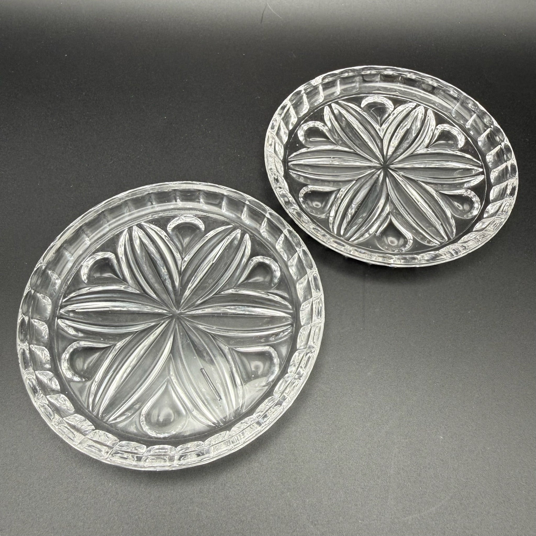 2x Uranglas Teller Untersetzer UV Glas fluoreszierend Art Deco 10,8 cm Showroom Ansbach