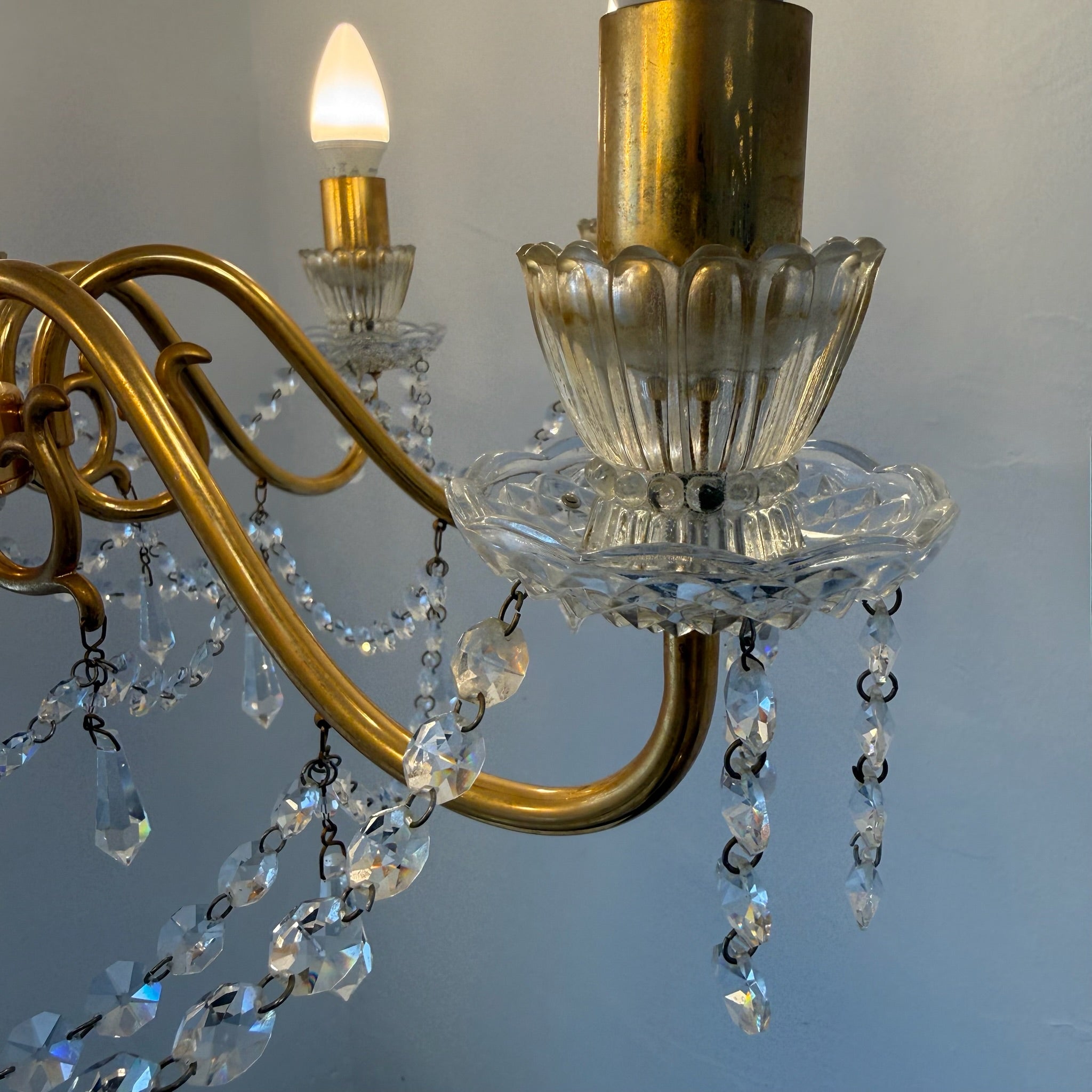 Prachtvoller 8-flammiger Kristall-Kronleuchter um 1960 I 14 Karat Echtgold-Vergoldung I Schweres Bleikristall Prunk-Chandelier 74 cm Showroom Ansbach