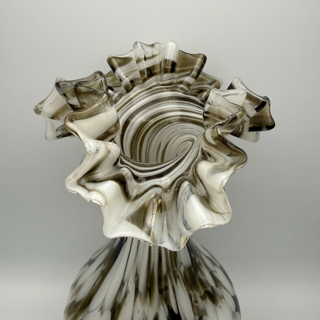 Große Murano Stil Opalglas Vase I Gekämmter Faden-Dekor Braun Weiß I Geraffter Rüschenrand Vintage 1970er I 33,5 cm Showroom Ansbach