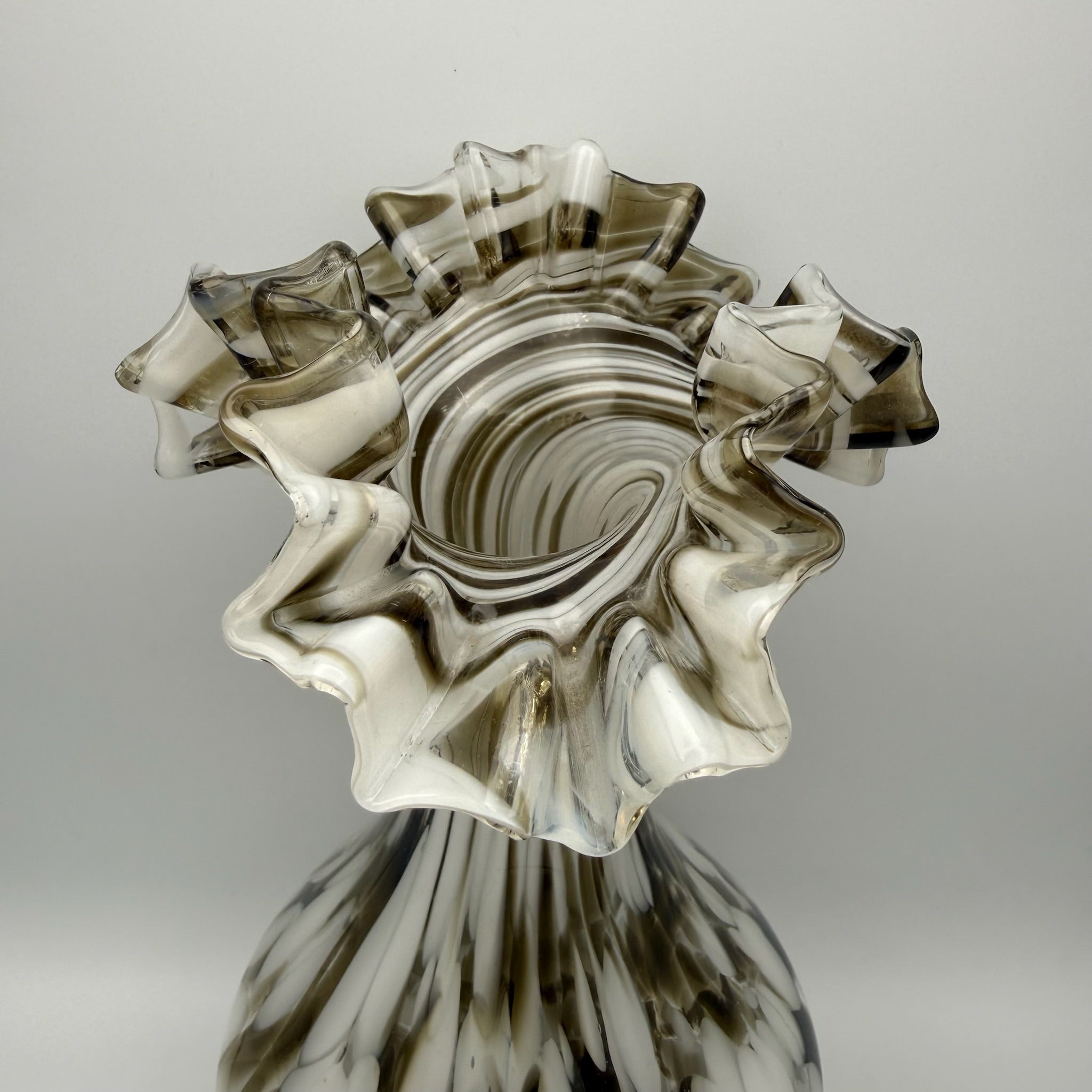 Große Murano Stil Opalglas Vase I Gekämmter Faden-Dekor Braun Weiß I Geraffter Rüschenrand Vintage 1970er I 33,5 cm Showroom Ansbach