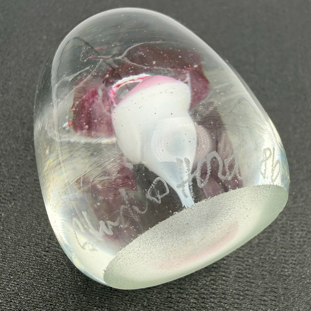 Künstlersigniertes Glas Paperweight 1986 I Eingeschmolzene purpurrote Blume I Glasbriefbeschwerer Handarbeit 5,6 cm Showroom Ansbach