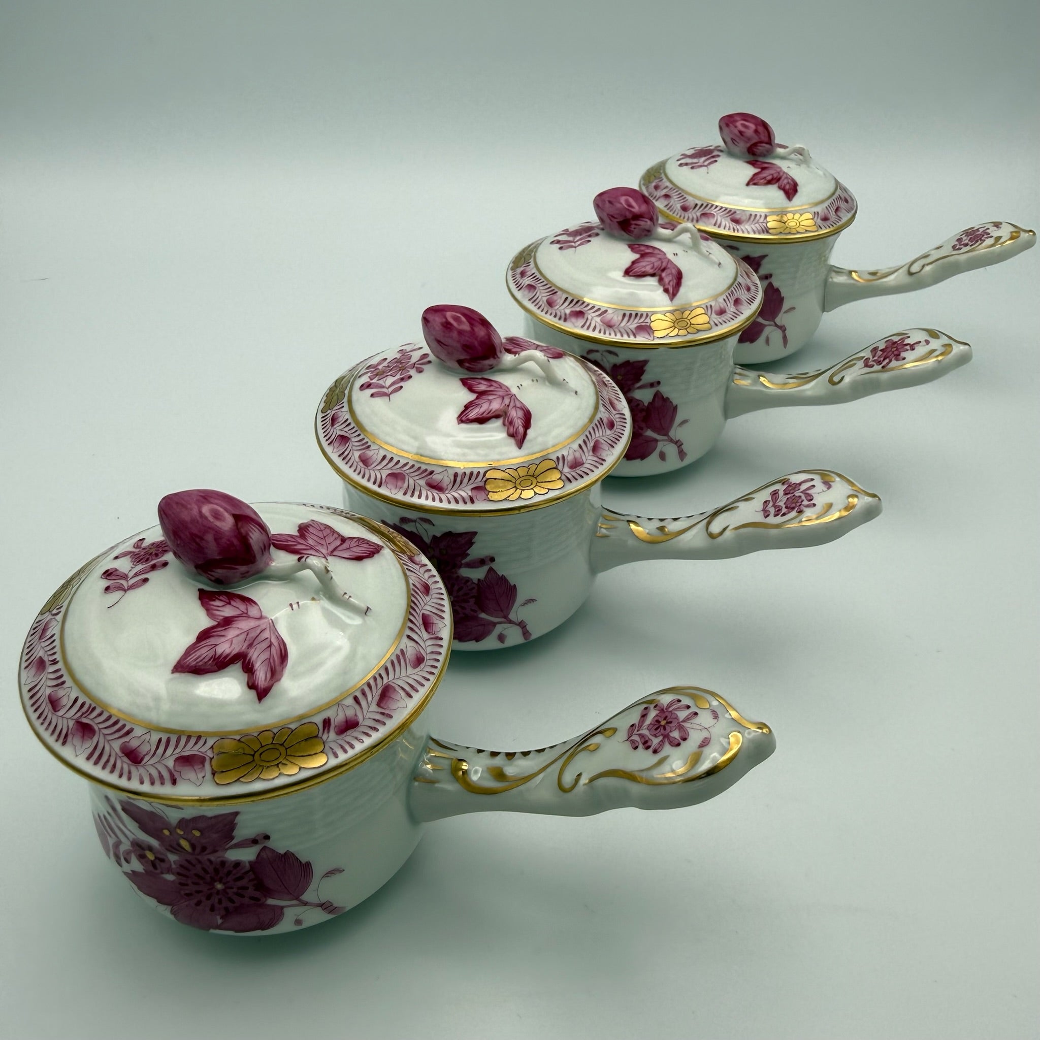 4er Set Herend Schokoladentassen mit Deckel I Apponyi Purpur I Handgemalt Rosenknauf Goldstaffage I Seltene Crème-Töpfen Herend