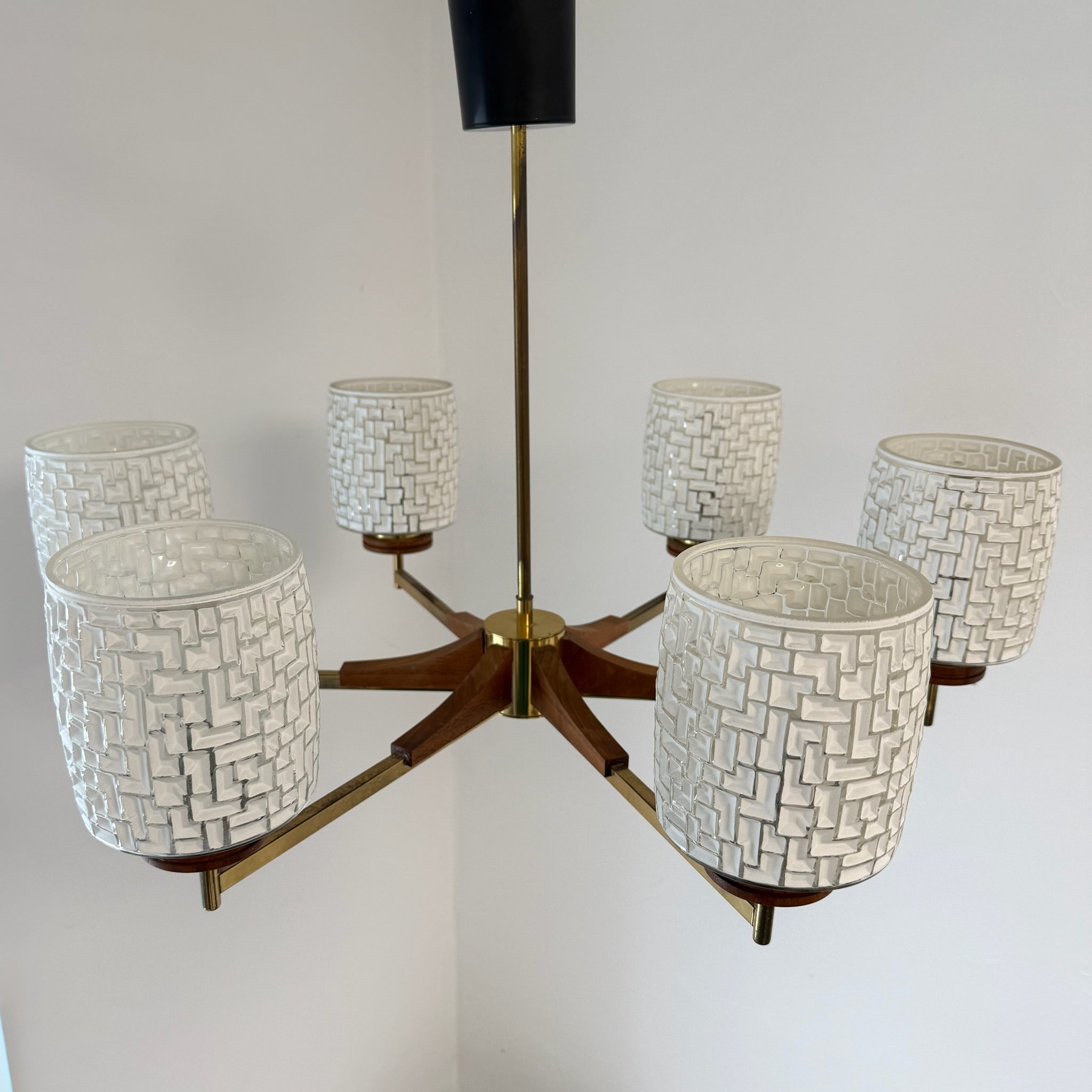 6-flammige Mid-Century Kronleuchter Teakholz & Messing I Skandinavischer Stil 1960er I Mosaik Glas-Schirme I Vintage 70 cm Showroom Ansbach
