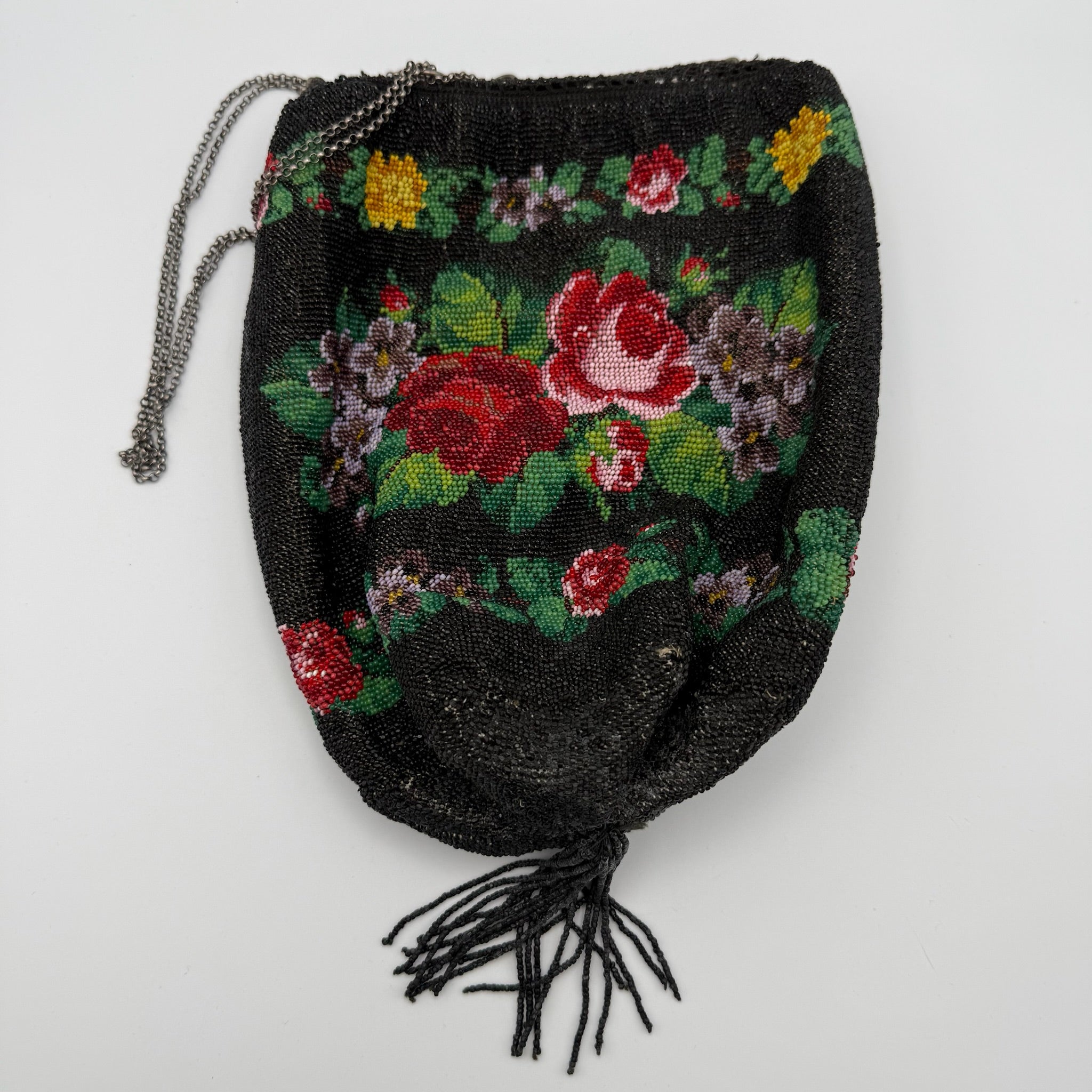 Antike Perlenhandtasche Biedermeier / Jugendstil I Handgestrickt Sandperlen Rosendekor I Lederfutter & Kette um 1900 Showroom Ansbach