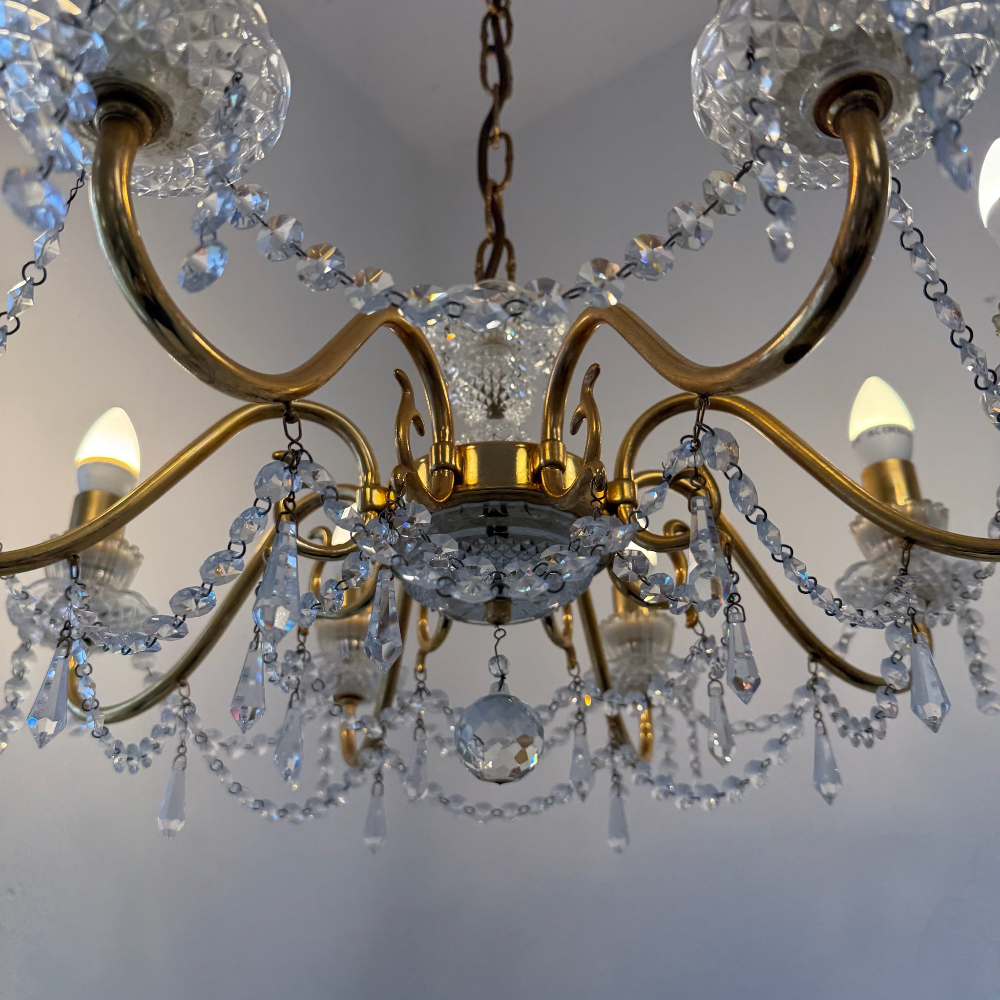 Prachtvoller 8-flammiger Kristall-Kronleuchter um 1960 I 14 Karat Echtgold-Vergoldung I Schweres Bleikristall Prunk-Chandelier 74 cm Showroom Ansbach
