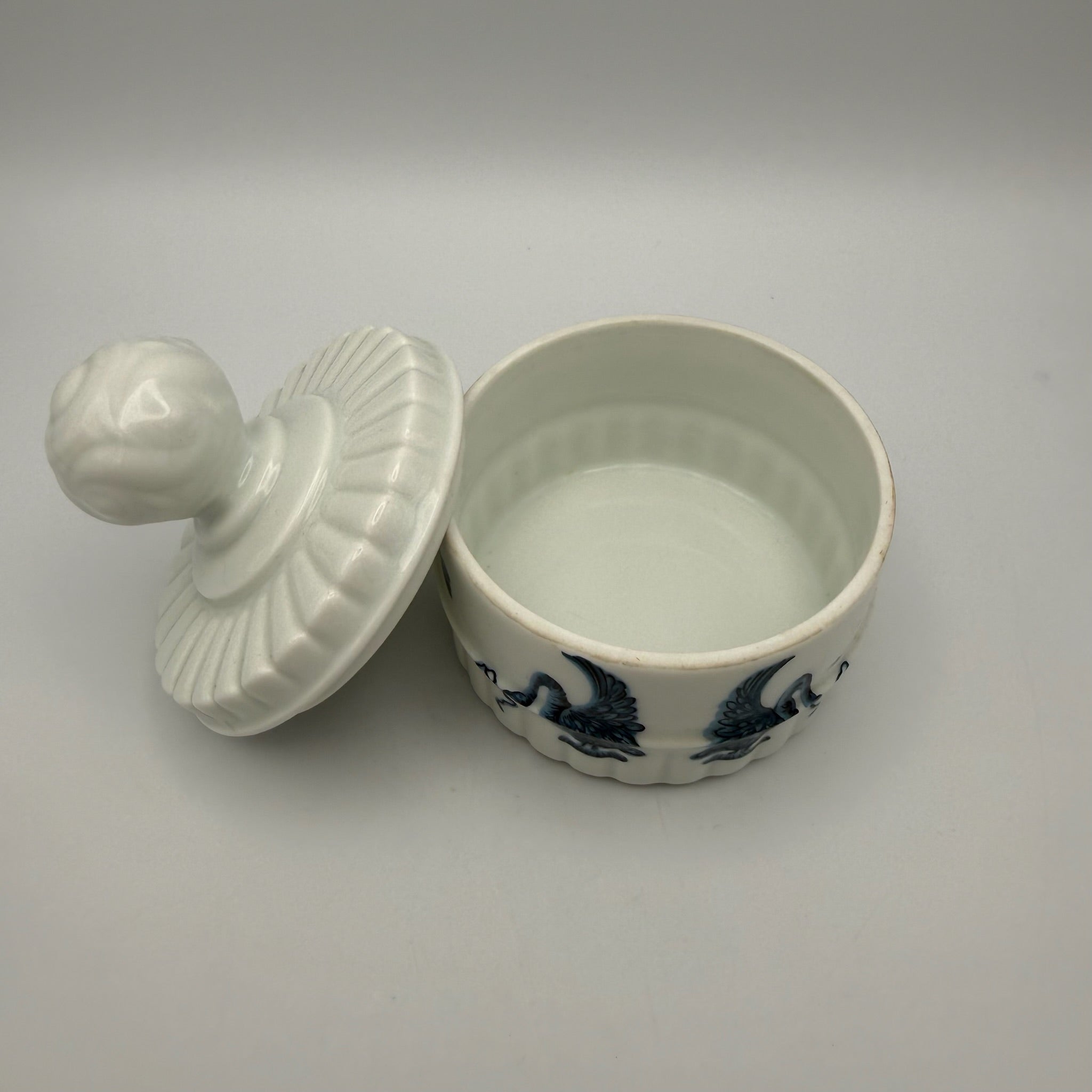 3tlg Porcelaine de Paris Badezimmer Set I Dekor Lamballe Schwanen-Motiv I Flakons & Deckeldose Frankreich 1970er Porcelaine de Paris