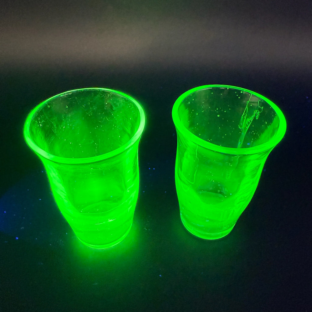2 Uranglas Schnapsgläser | Vintage Vaseline Glass | Fluoreszierend unter UV-Licht | Handgearbeitet | 6 cm Showroom Ansbach