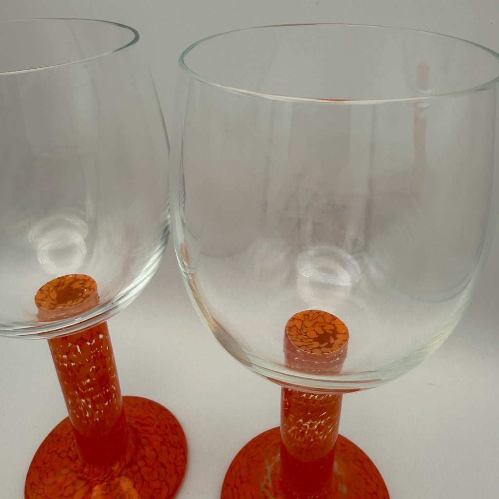 Paar Postmoderne Design Weingläser I Memphis Stil 1990er I Dicker Stiel Orange Weiß I Handarbeit I 19,5 cm Showroom Ansbach