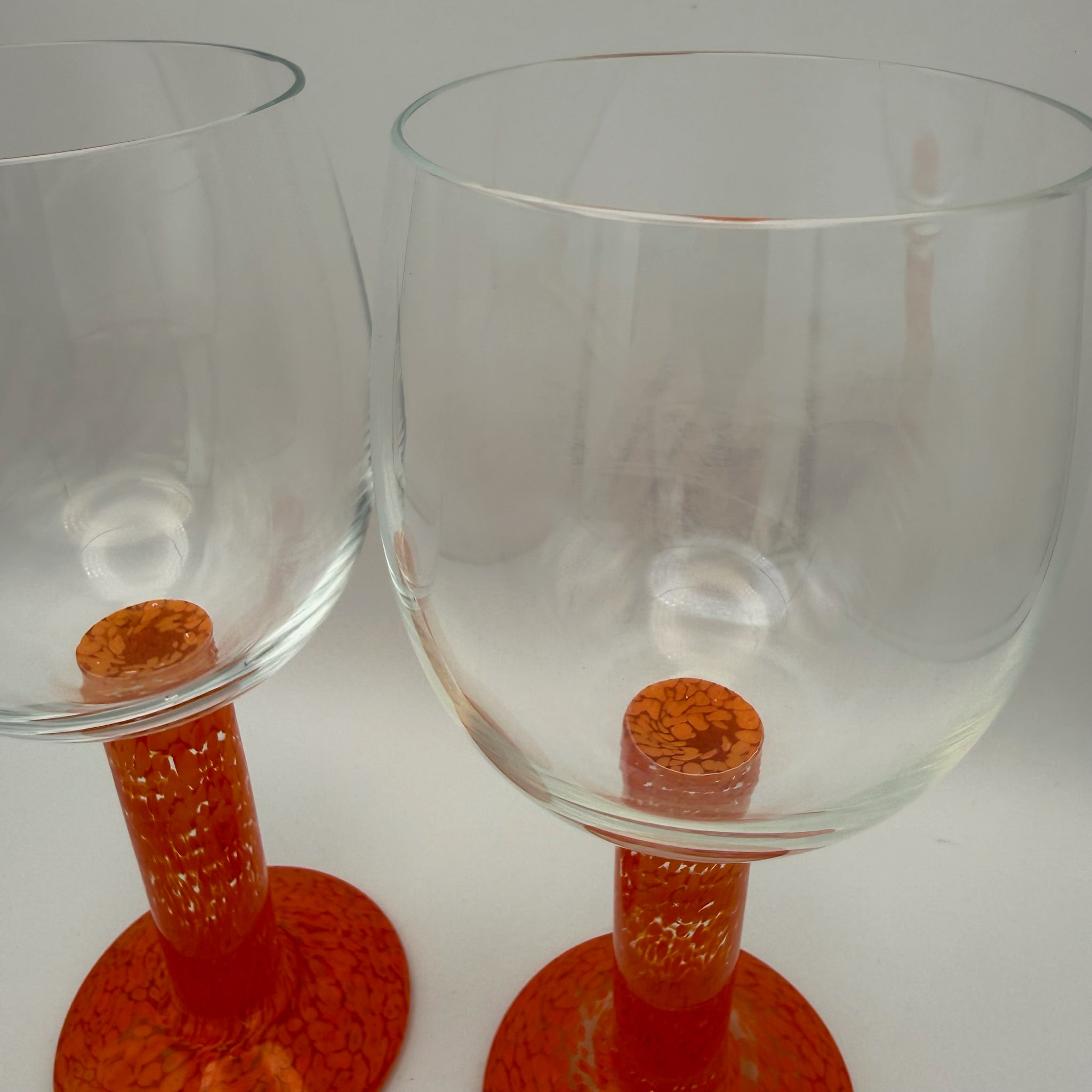 Paar Postmoderne Design Weingläser I Memphis Stil 1990er I Dicker Stiel Orange Weiß I Handarbeit I 19,5 cm Showroom Ansbach