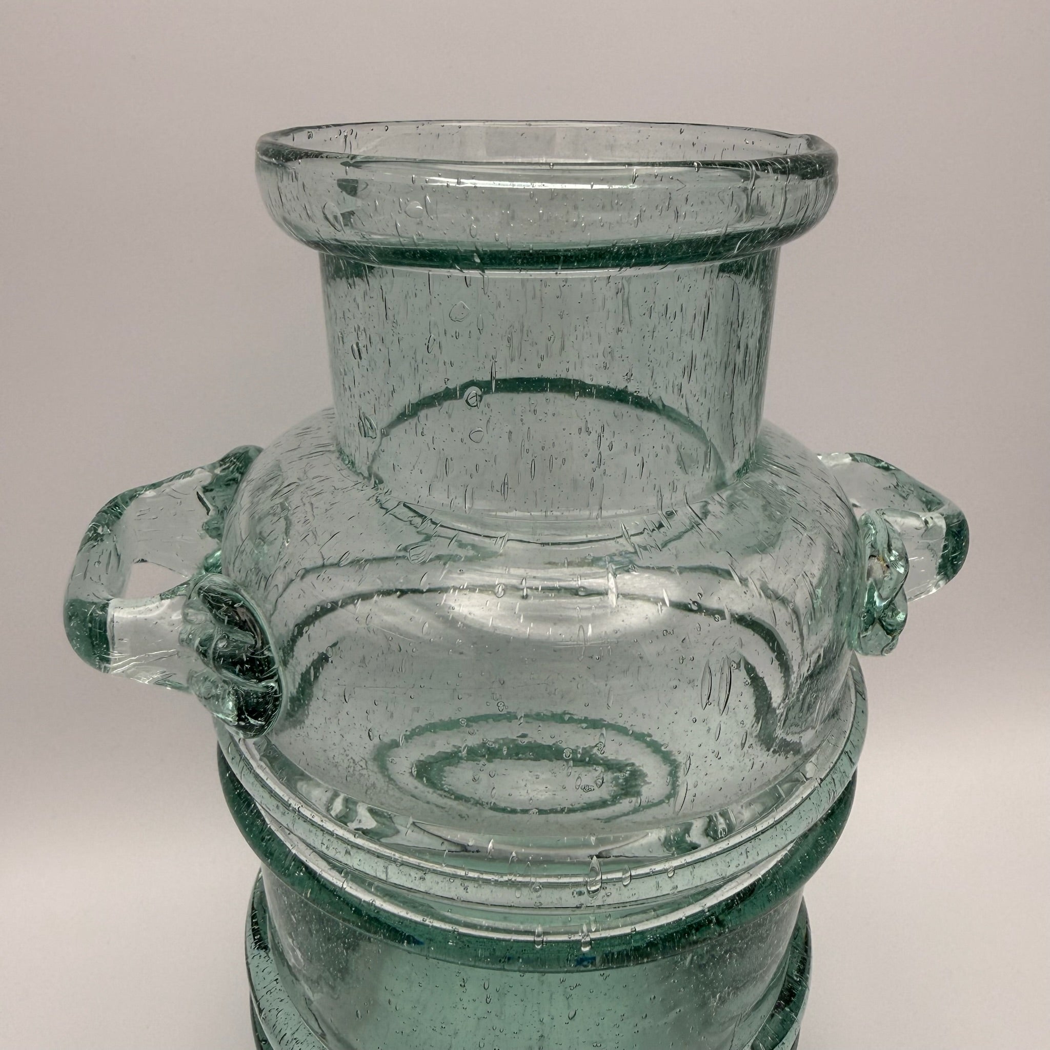 Schwere Vintage Glasvase mit 2 Henkeln I Mundgeblasen I Amphorenform Mid-Century Kunstglas I Makellos 21 cm Showroom Ansbach