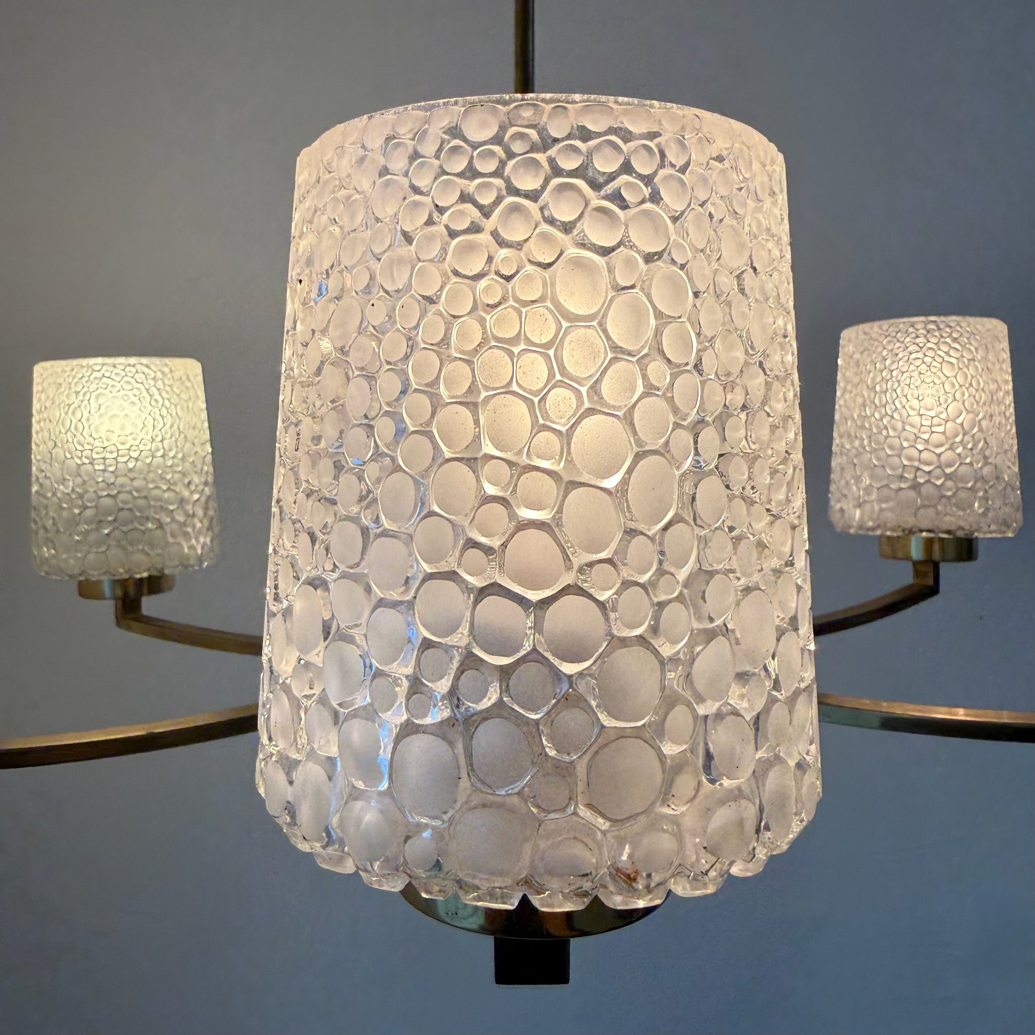 6-flammiger Mid-Century Messing Kronleuchter 1960er I Ikonische Bubble Glas Schirme I Satiniertes Noppenglas Deckenlampe 68 cm Showroom Ansbach