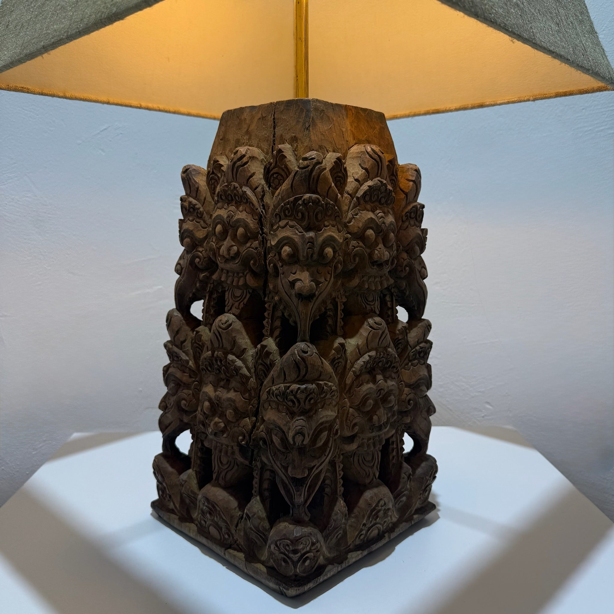Große balinesische Tempellampe aus handgeschnitztem Hartholz – wahrscheinlich 19. Jahrhundert – monumentale Holzschnitzerei, 71 cm Showroom Ansbach