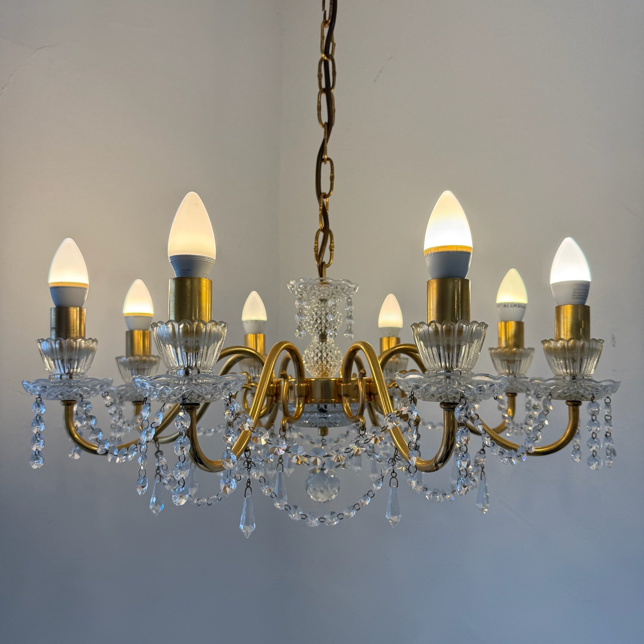 Prachtvoller 8-flammiger Kristall-Kronleuchter um 1960 I 14 Karat Echtgold-Vergoldung I Schweres Bleikristall Prunk-Chandelier 74 cm Showroom Ansbach