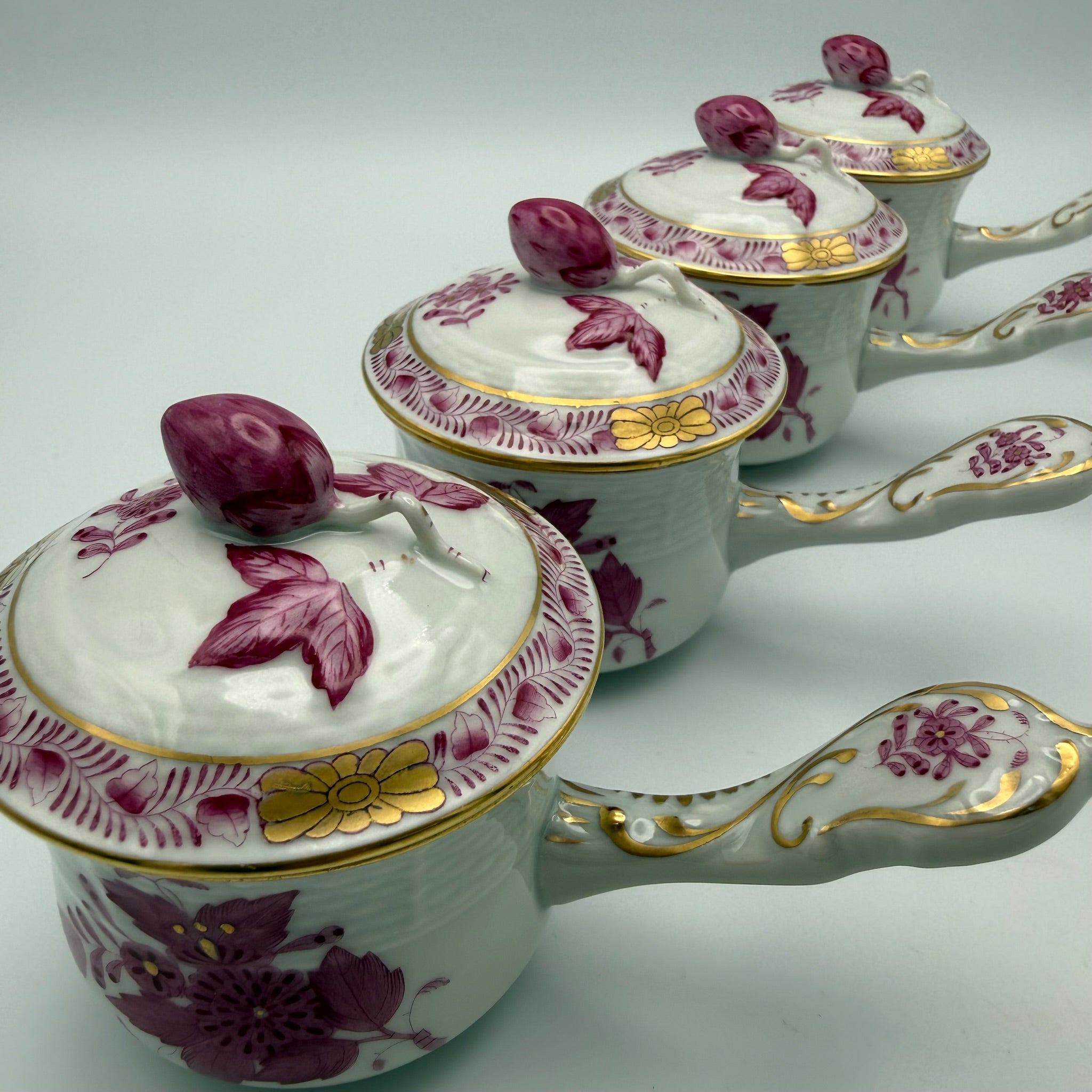 4er Set Herend Schokoladentassen mit Deckel I Apponyi Purpur I Handgemalt Rosenknauf Goldstaffage I Seltene Crème-Töpfen Herend