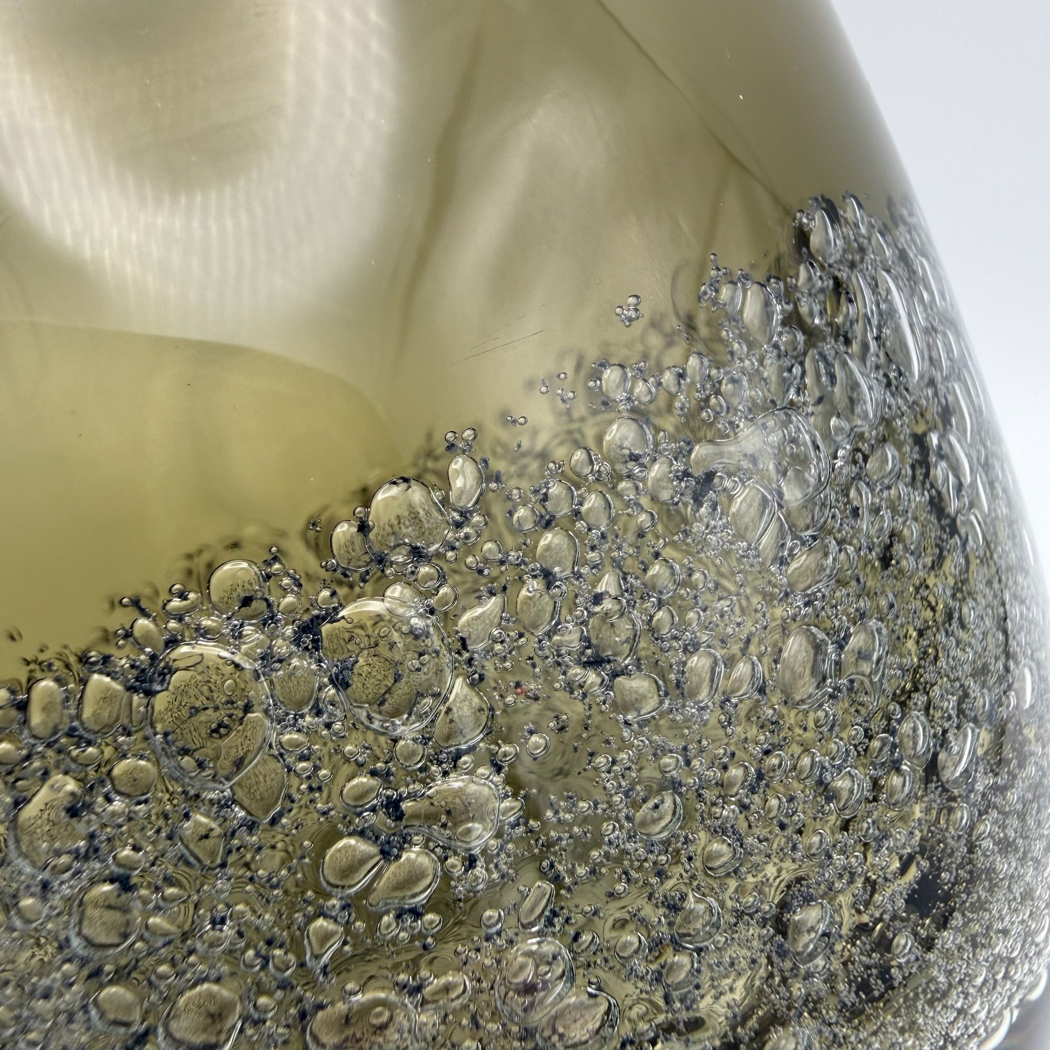 Schwere Kunstglas Vase 15 cm I Rauchglas mit dichten Lufteinschlüssen I Mid-Century Schaumglas Vintage Showroom Ansbach