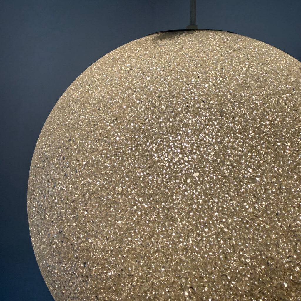 Ikonische 70er Jahre Granulat Kugellampe I Funkelnde Acryl-Prismen Hängelampe I Mid-Century Space Age Pendelleuchte 30 cm Showroom Ansbach