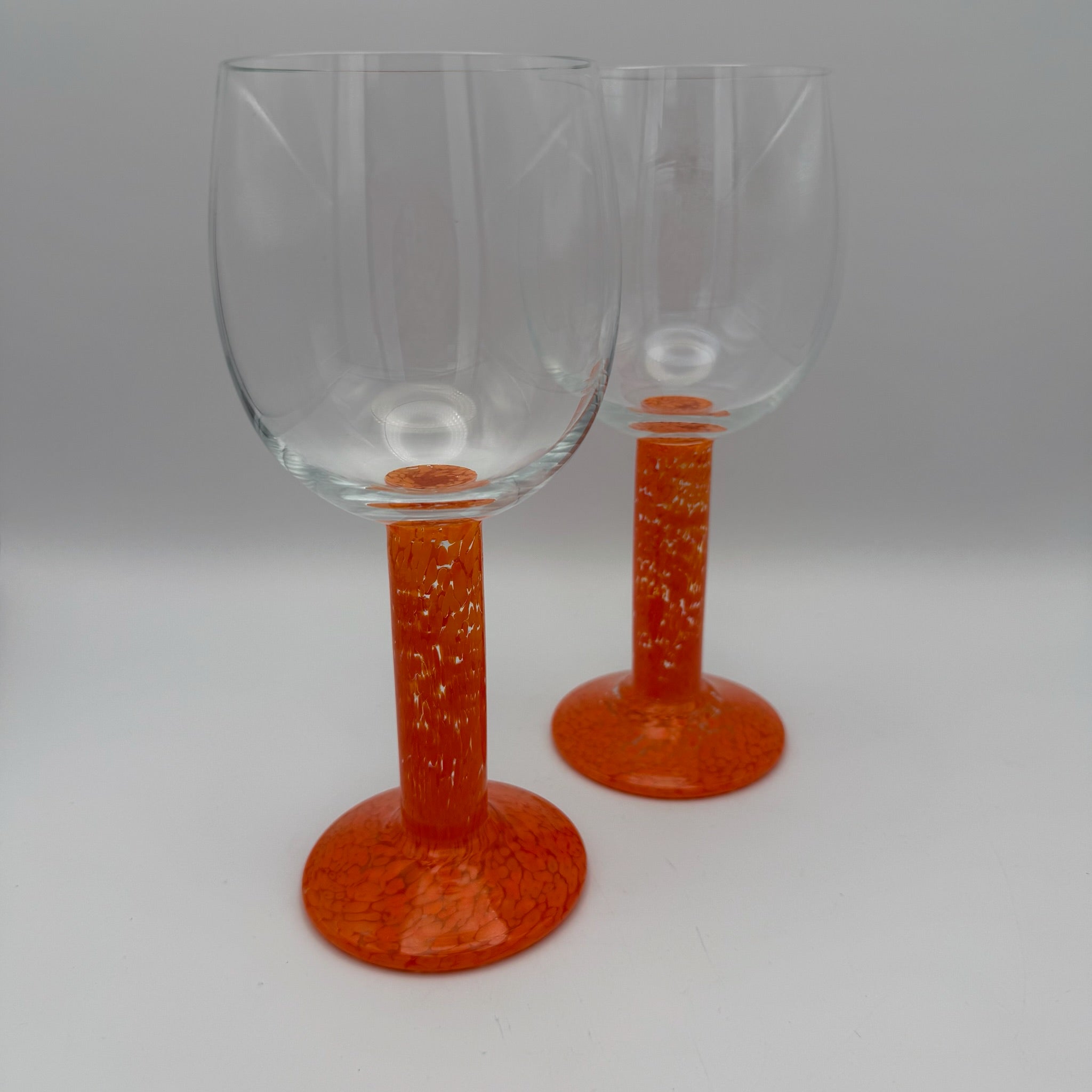Paar Postmoderne Design Weingläser I Memphis Stil 1990er I Dicker Stiel Orange Weiß I Handarbeit I 19,5 cm Showroom Ansbach